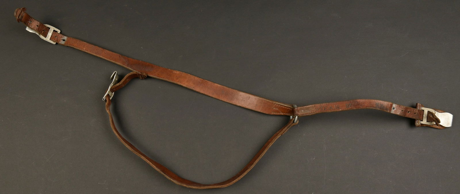 Brelage leger. German light brelage.: Brelage leger. En cuir marron. Toutes les pieces en aluminium sont completes. Marquages LBAB et FEA16 37. A noter une certaine usure et patine de la piece. Etat II+. Light brelage. Brown leather. All