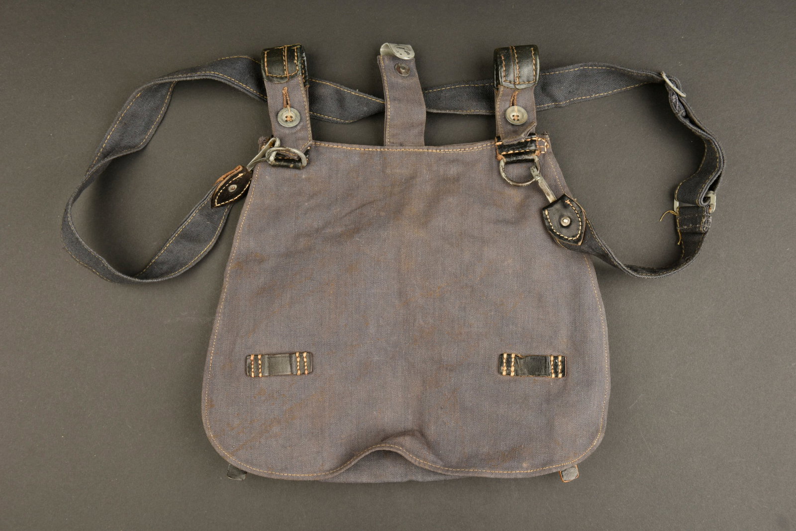 Sac a pain allemand. German bread bag.: Sac a pain allemand. En forte toile gris/bleu et cuir noir. Tous les boutons sont presents, ainsi que les passants. Fabrication Kurz 1941. Sangle de transport presente, les mousquetons sont fonctionne
