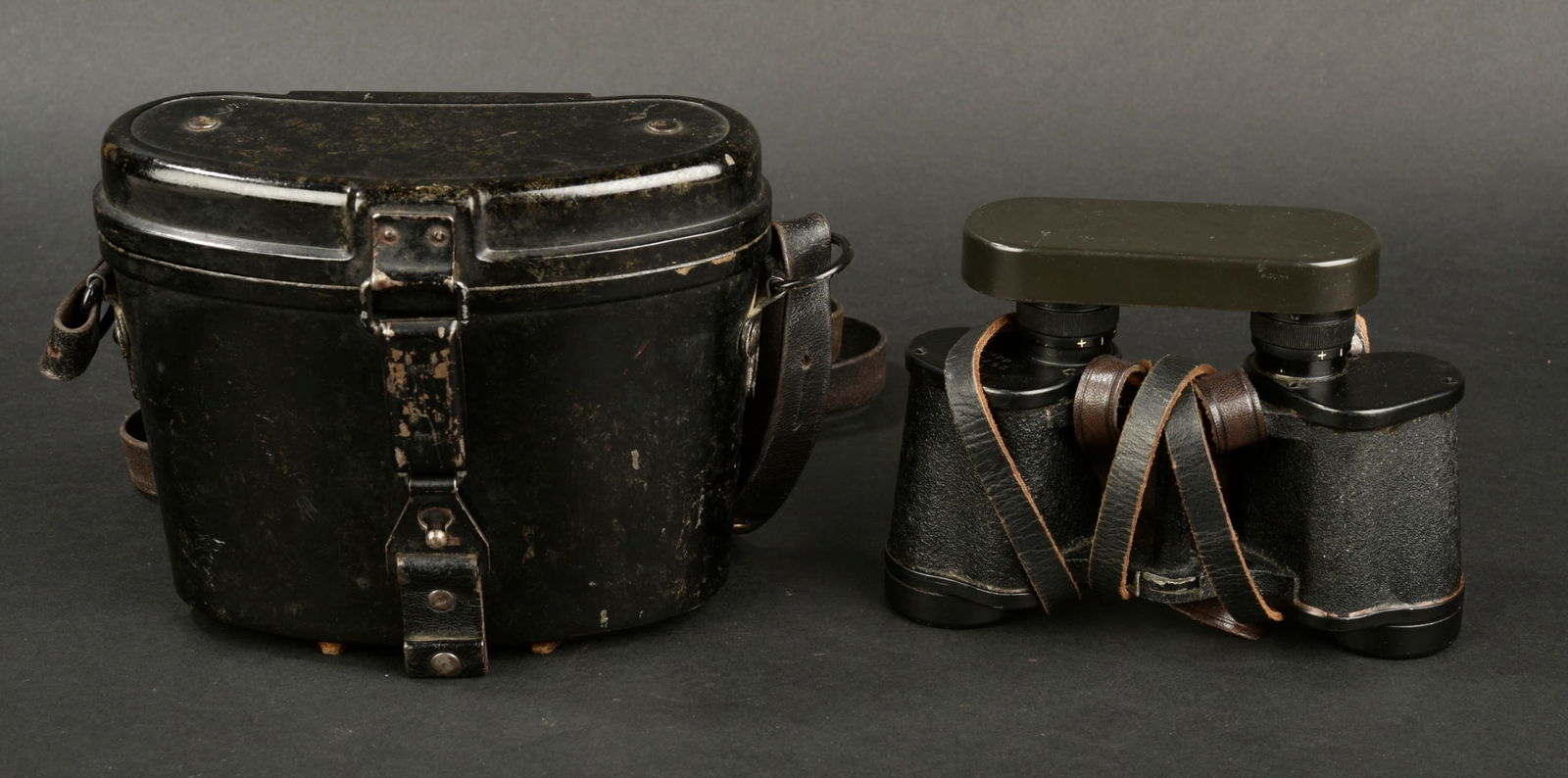 Jumelles 6X30. German binoculars.: Jumelles 6 x 30. Revetement en tres bon etat. Fabrication Dienstglass 6 x 30 257585 ddx. Optique claire et graduee. Patte en cuir datee 1942. La sangle de transport est complete. Protege optique en ba