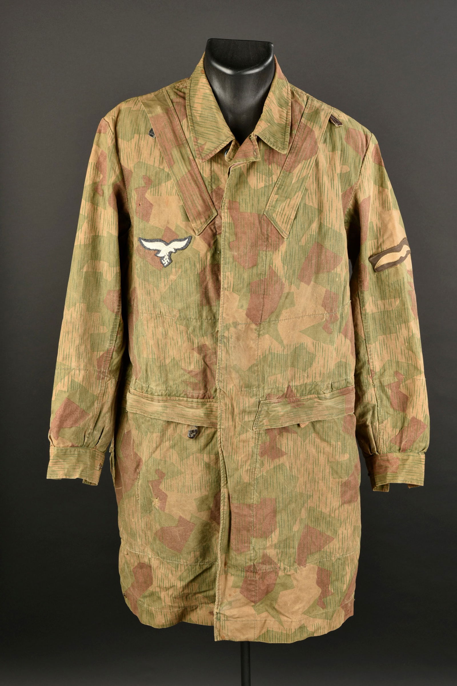 Blouse parachutiste. German paratrooper jacket.: Blouse parachutiste. En tissu camoufle flou. Tous les boutons sont presents. Aigle de poitrine brode, remonte. Un grade de manche de Flieger cousu main. Tous les boutons pressions sont fonctionnels. L
