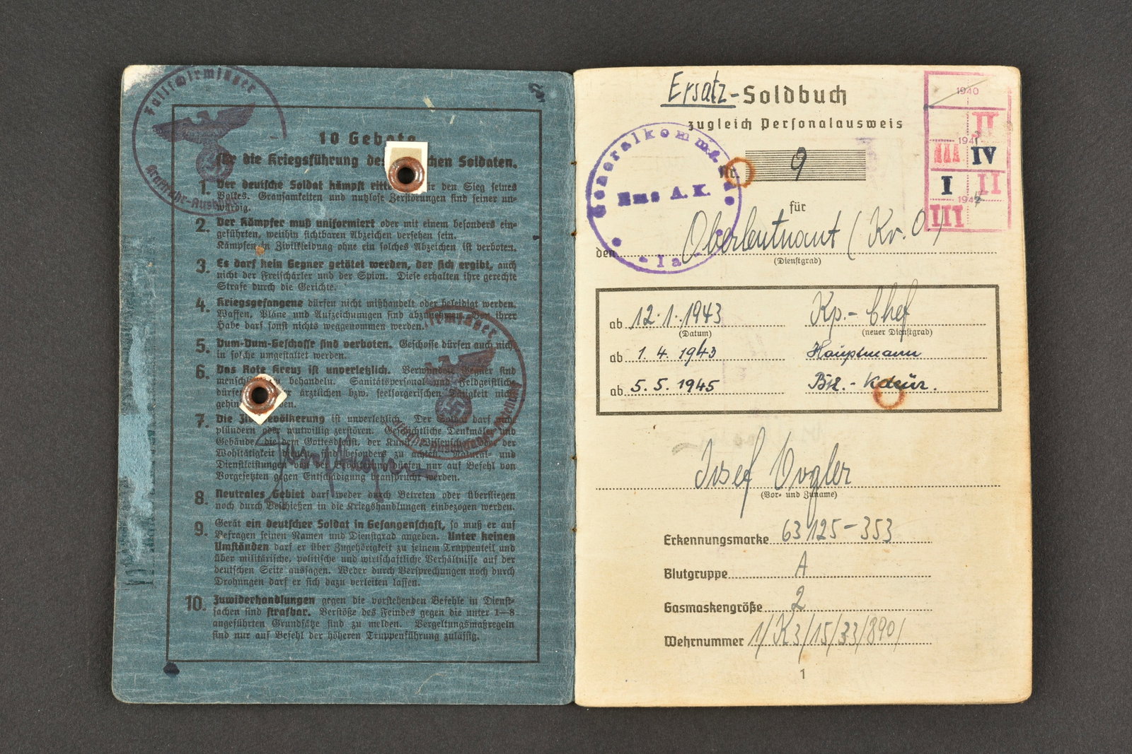 Soldbuch du parachutiste Vogler. Soldbuch paratrooper Vogler.: Soldbuch l Oberleutnant parachutiste Vogler. Belle couverture cartonnee, bien marquee Soldbuch, plaque d identite numero 63125-353. Ouvert le 11 mai 1943, tampon du Fallschirmjager Regt 1. Incorporati