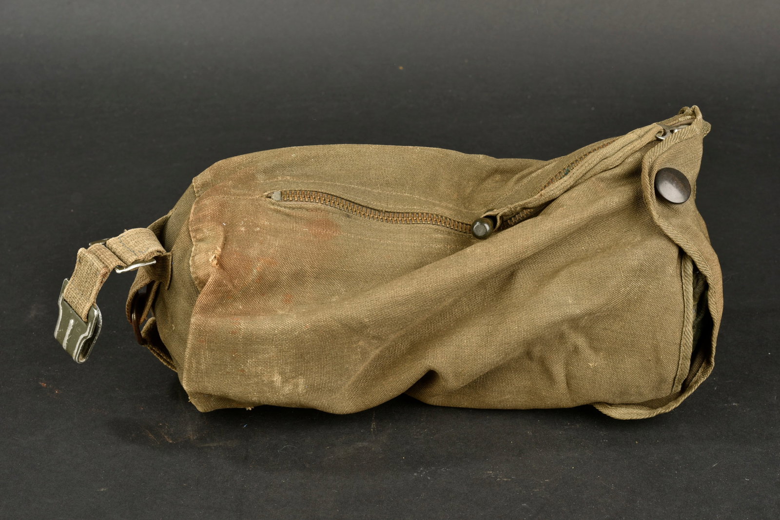 Masque anti-gaz parachutiste. German paratrooper gas mask.: Masque anti-gaz parachutiste. Housse en forte toile Feldgrau. Fermeture eclaire fonctionnelle, fabrication Zipp. Les boutons pressions sont fonctionnels. Toutes les sangles sont presentes. Renfort int