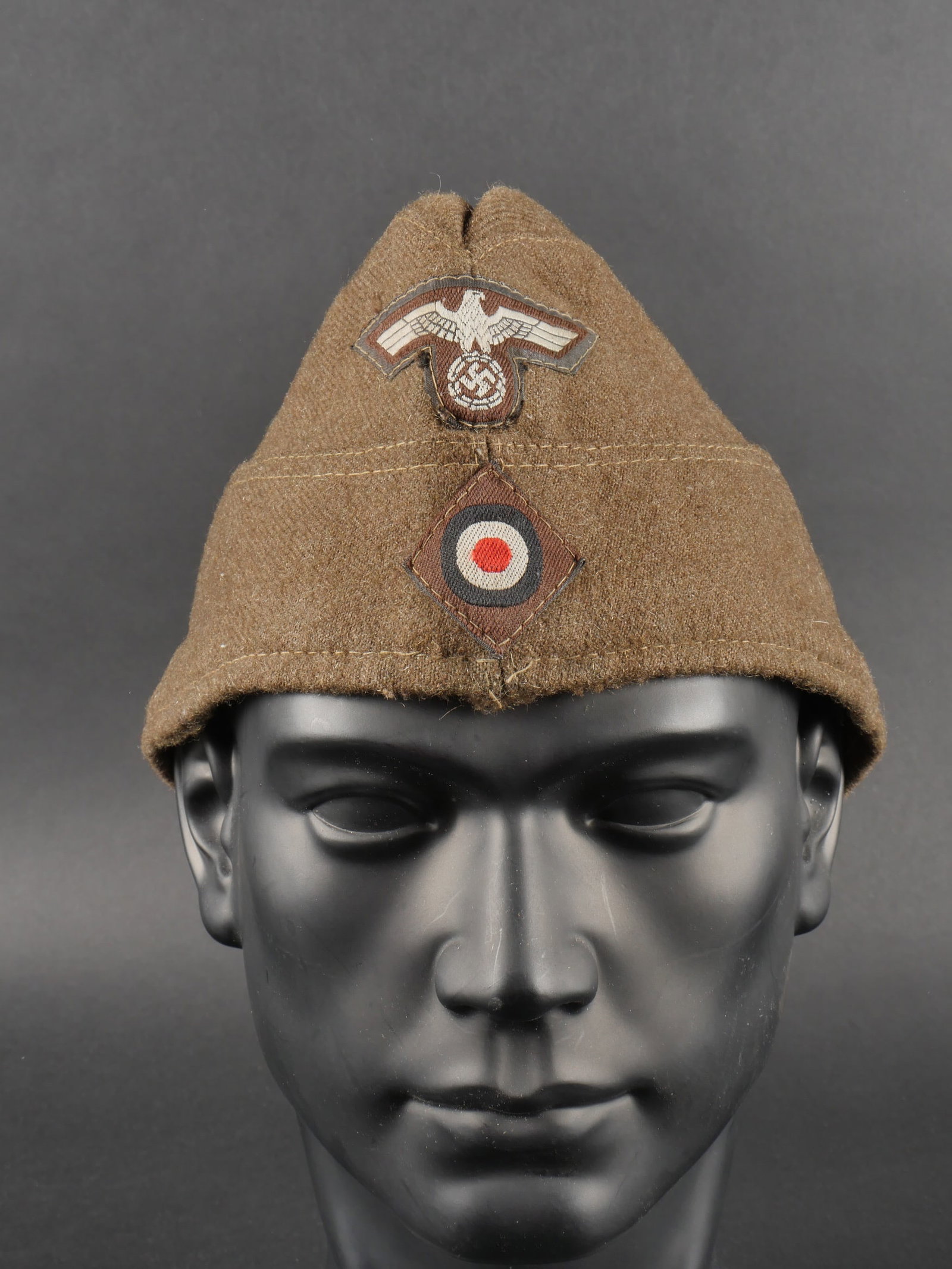 Calot Organisation Todt. Todt Organisation cap.: Calot Organisation Todt. En drap marron. Insignes Bevo montes machine. Ceux-ci ne sont pas garantis d origine. Interieur double en tissu beige. Marquages interieurs illisibles. Taille 56. A noter une 