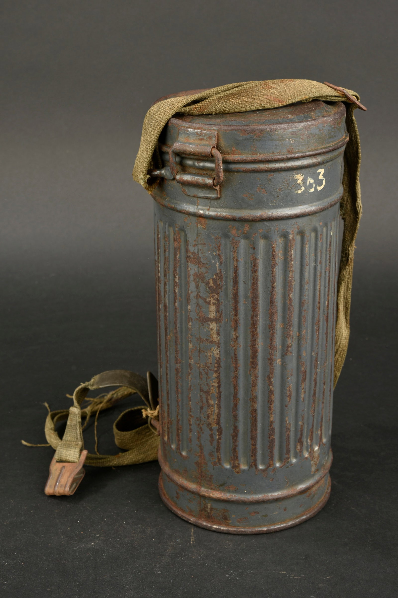 Masque anti-gaz allemand. German gas mask.: Masque anti-gaz allemand. Boitier long, en metal. Peinture a 60%. Numero 363. Toutes les sangles sont presentes, mais fortement effilochees. Indication nominative illisible sous le boitier. Les verres
