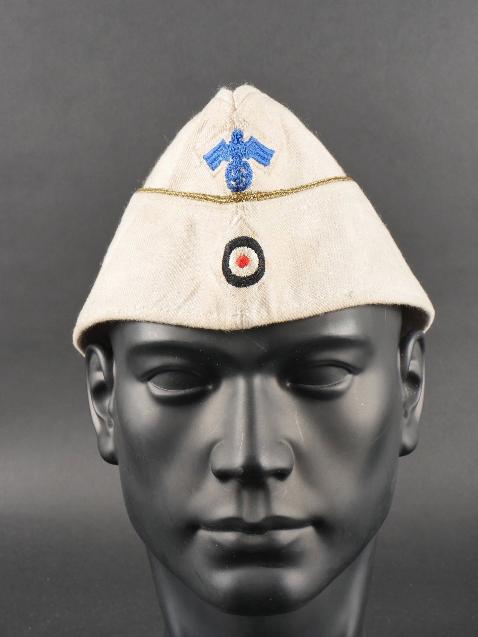 Calot d officier Kriegsmarine. Kriegsmarine officer cap.: Calot d officier Kriegsmarine. Coiffure estivale en tissu coton blanc.aigle tisse bleu et cocarde tisses, visiblement montes d origine. Lisere or faisant le tour de la coiffure. Tampon marque Georg M�