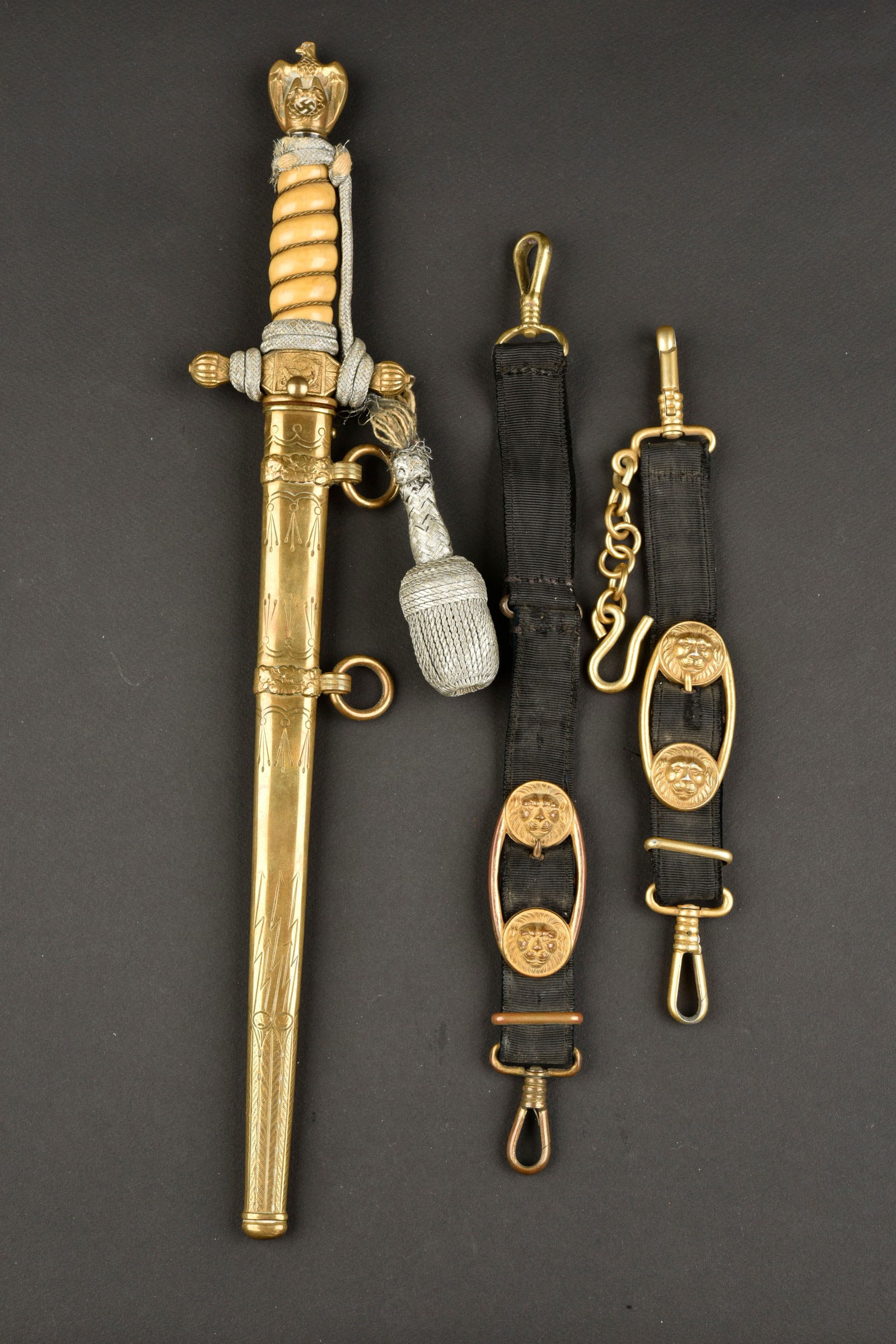 Dague Kriegsmarine. Kriegsmarine dagger.: Dague d officier de la Kriegsmarine. Pommeau representant unaigleallemandauxailes repliees, tenant dans ses serres l insigne nationalallemand. Poignee de couleur jaune, nombreuses fissures visibles. F