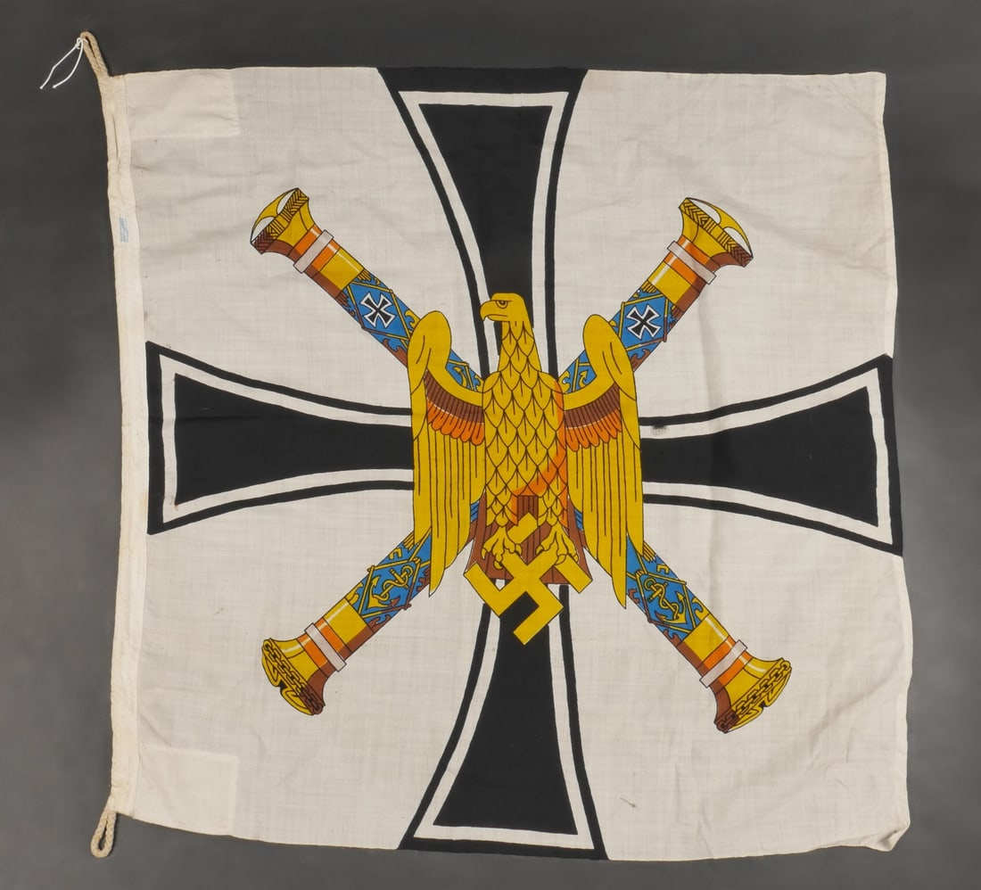 Marque maritime de Grandamiral. Grandadmiral s maritime mark.: Marque Maritime de Grandamiral de la Flotte Kriegsmarine. En tissu coton blanc, biface. Le fanion presente unaigle national jaune dore de style Wehrmachtavec desaccents noirs et marron superposes sur