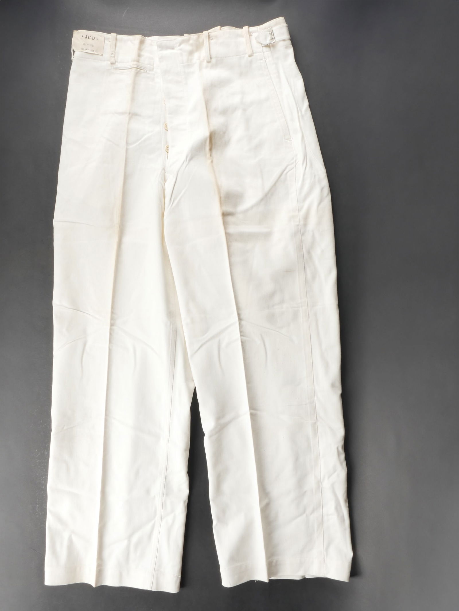 Pantalon Kriegsmarine. Kriegsmarine pants.: Pantalon Kriegsmarine. En tissu coton blanc. Etiquette du fabricant JCO Bund 88 Schritt 80.a noter une certaine usure et patine de la piece,ainsi que quelques taches de stockage. Etat II+. Kriegsmarin