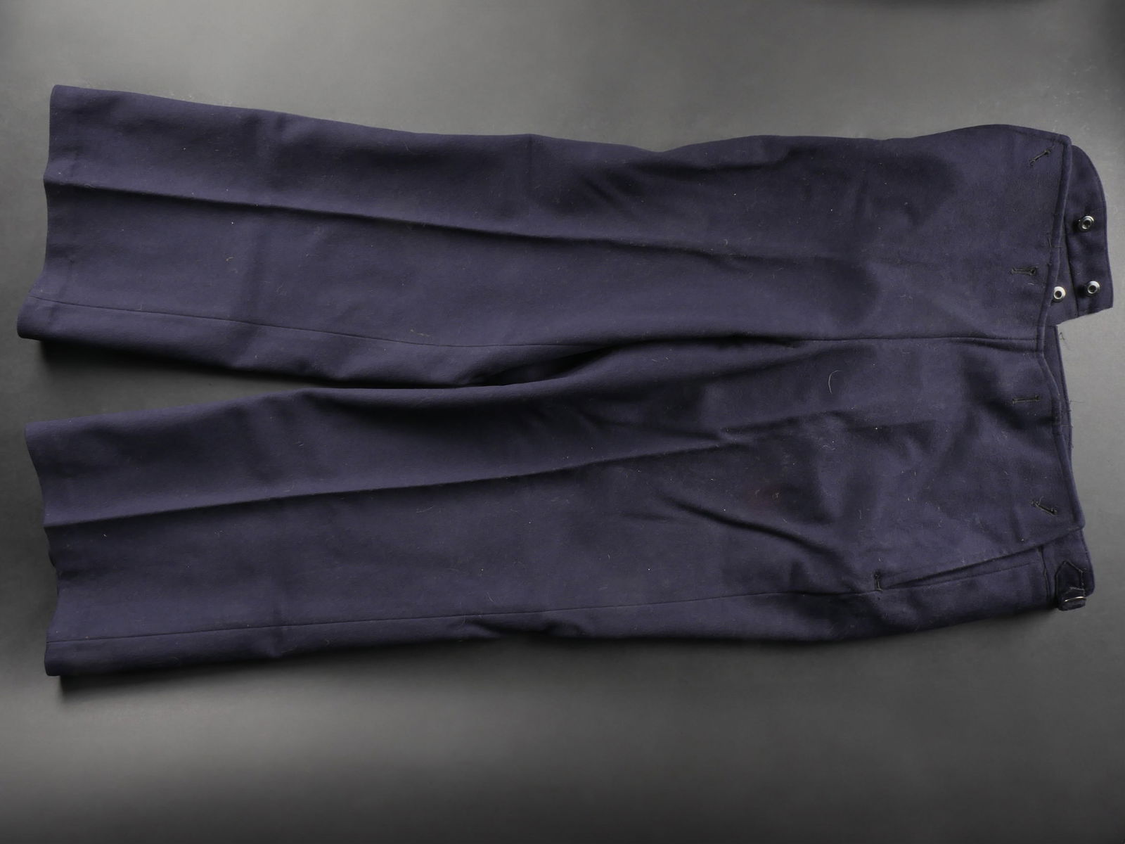 Pantalon Kriegsmarine. Kriegsmarine pants.: Pantalon a ponts de la Kriegsmarine. En drap bleu marine. Tous les boutons sont presents. Interieur double en tissu ecru. Taille 82 72.a noter une certaine usure et patine de la piece,ainsi que quelqu