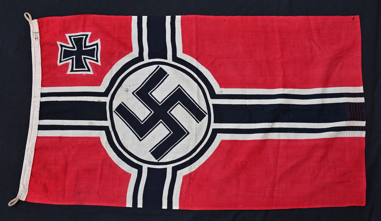 Drapeau Kriegsmarine. Kriegsmarine flag.: Drapeau Kriegsmarine. En tissu coton rouge. Insigne imprime. Biface. Les cordons de suspensionsau mat sont presents. Beau marquage Kriegsmarine. Dimensions 77 x 139 cm. Selon les informations du vende