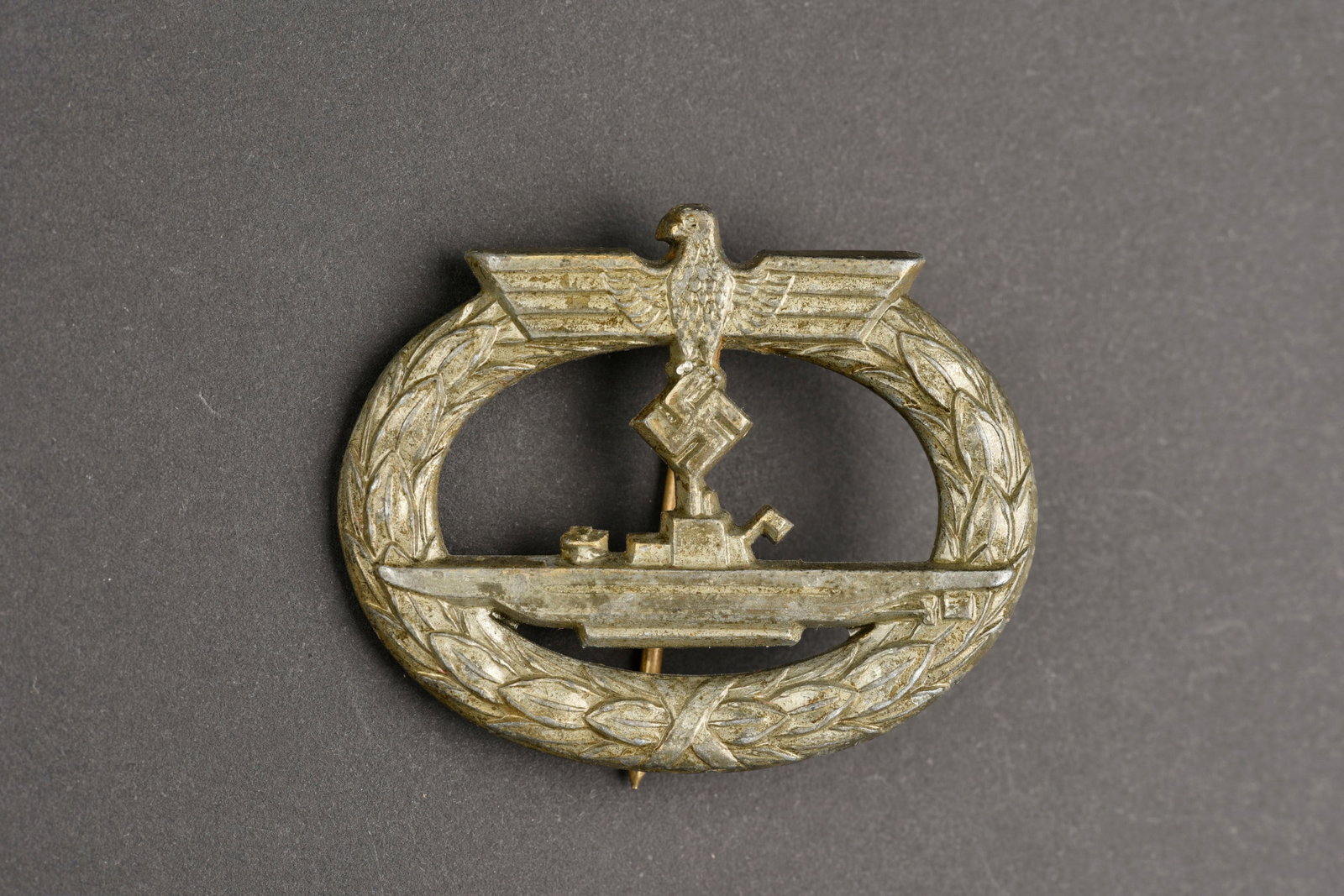 U Boot Kriegsabzeichen.: U Boot Kriegsabzeichen. En metal, dorure a 5%.attache complete. Sans marquages visibles.a noter une certaine usure et patine de la piece. Etat II+. U Boot Kriegsabzeichen. Metal, 5% gilding. Complete 