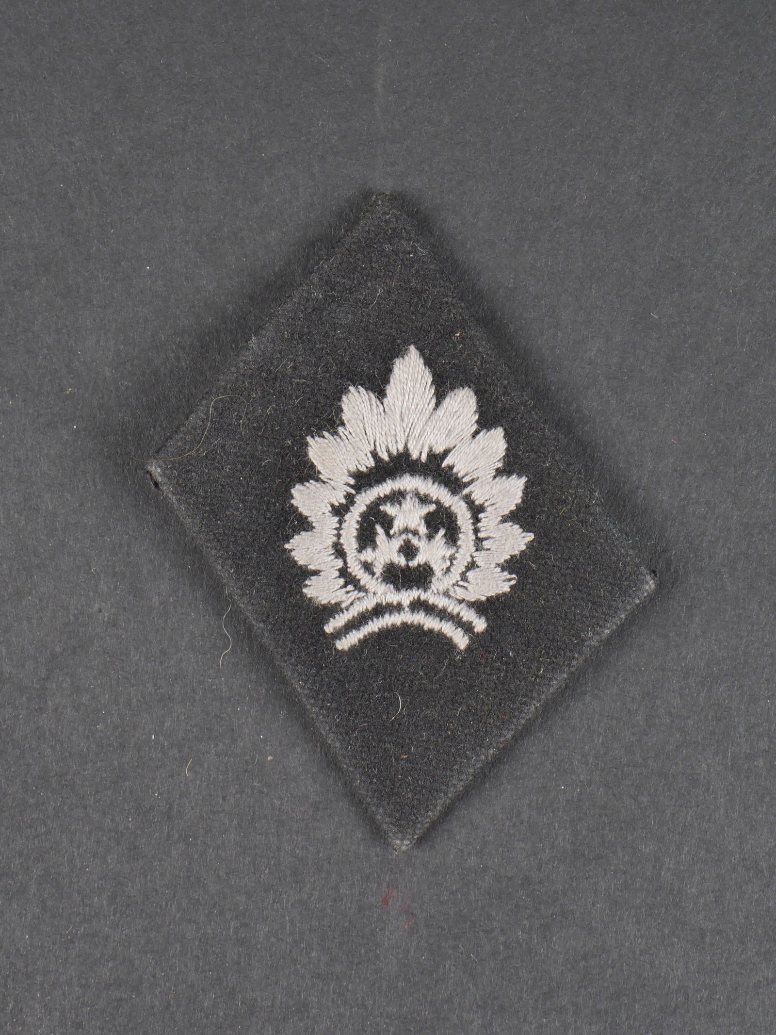 Coin de col SS Latvia. SS Latvia insignia.: Coin de col SS Latvia. Insigne brode sur fond en drap noir. Visiblement jamais monte sur une vareuse.a noter une certaine usure et patine de la piece. Etat II+. SS Latvia collar corner. Embroidered ba