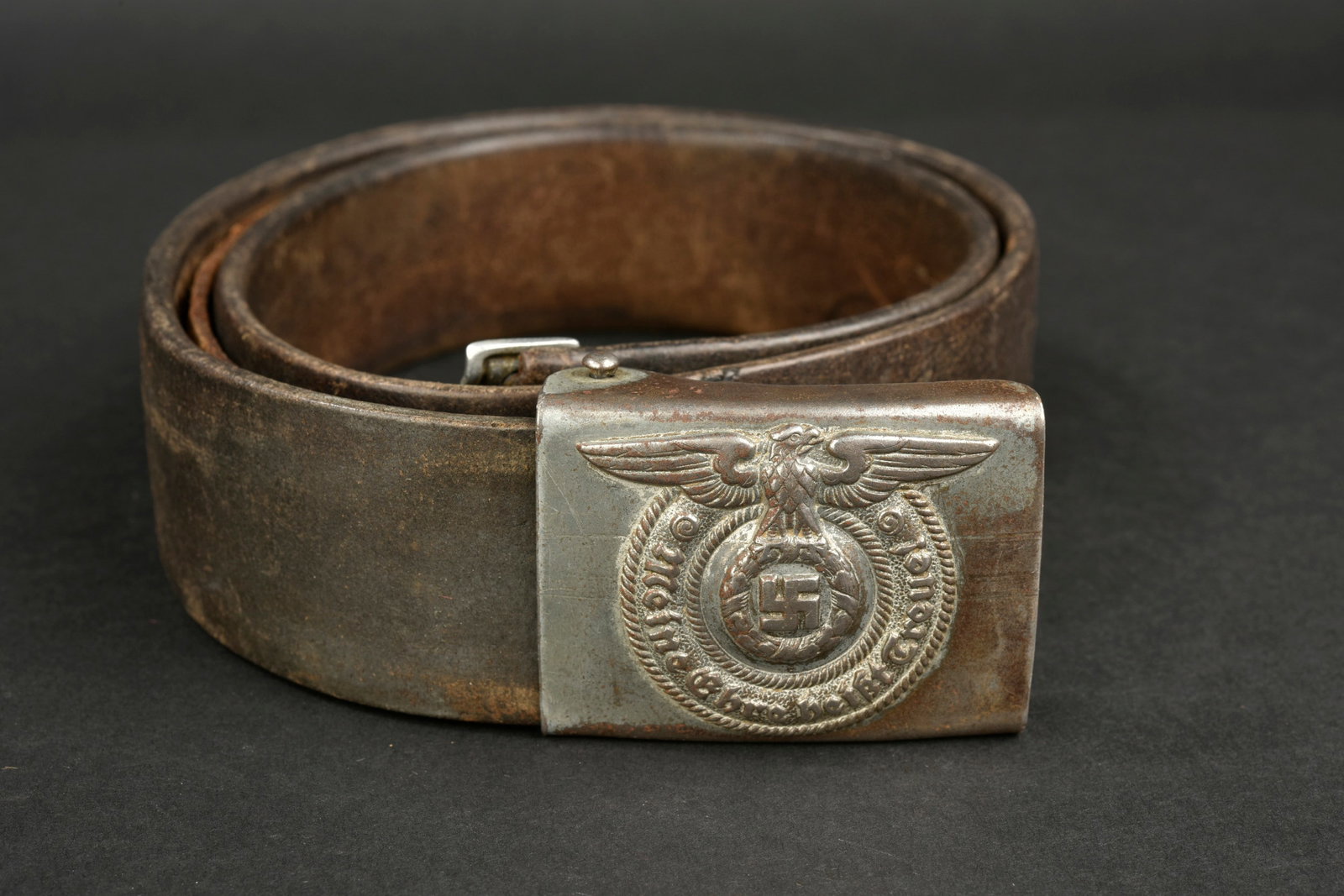 Ceinturon troupe SS. SS Belt buckle.: Ceinturon troupe SS. Ceinturon en cuir noir. Bouclerie en metal. Sans marquages visibles. Patte de reglage en cuir complete. Boucle de ceinturon SS troupe, en metal. Reste de peinture a 30%. Marquages