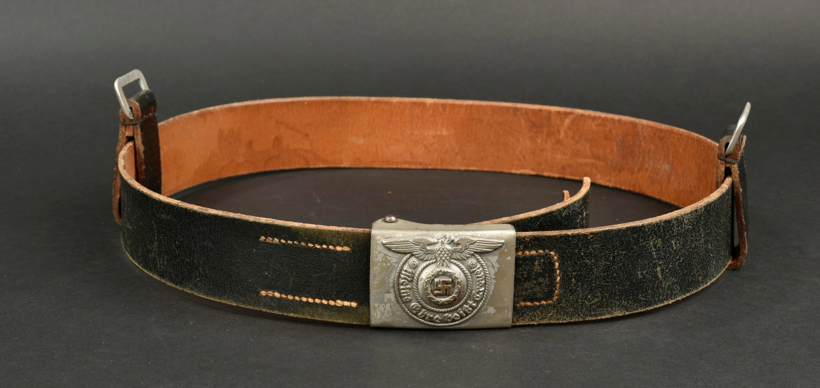 Ceinturon troupe SS. SS Belt buckle.: Ceinturon troupe SS. Ceinturon en cuir noir. Bouclerie en metal. Sans marquages visibles. Patte de reglage en cuir complete. Fabrication JNB 1941, taille 105. Indication nominative manuscrite, R Bruns