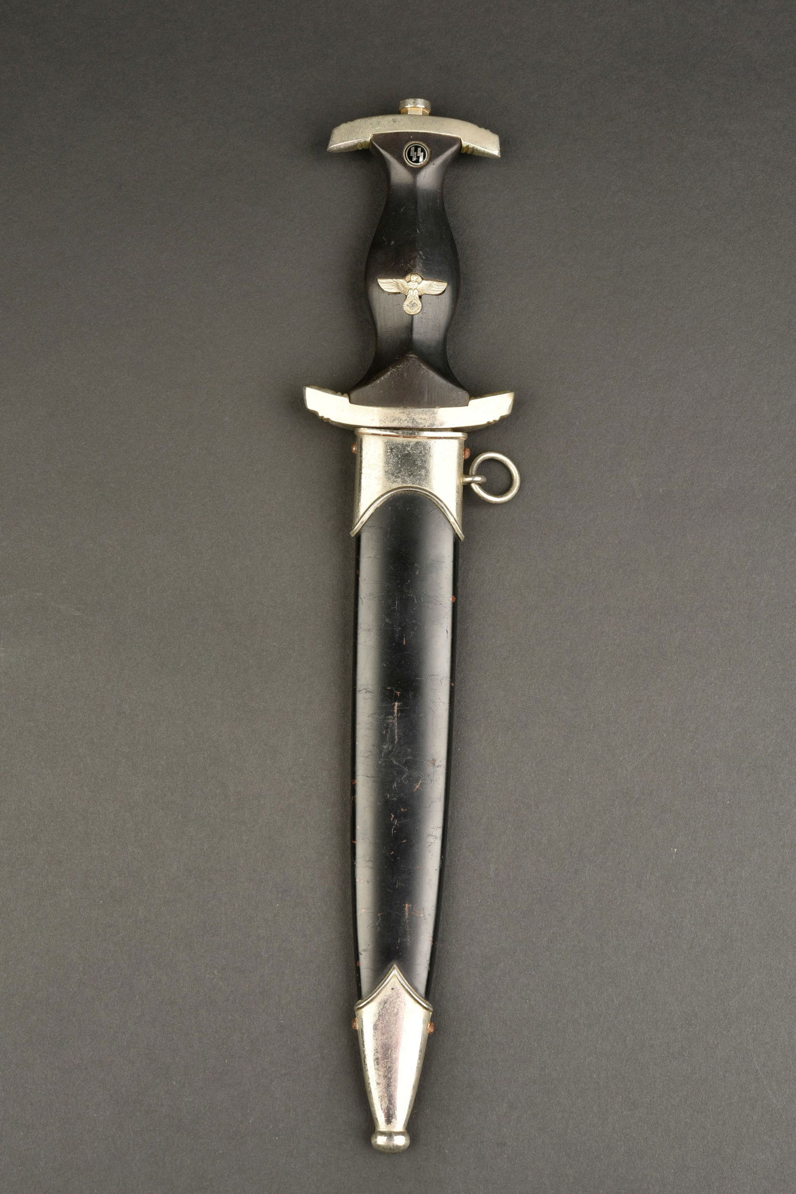 Dague SS. SS dagger.: Dague SS. Garniture en metal. Poignee en bois noire. Insigne SS etaigleallemand visiblement montes d origine. Belle lame presentant des taches et quelques traces de graisse. Devise Meine Ehre Heisst T