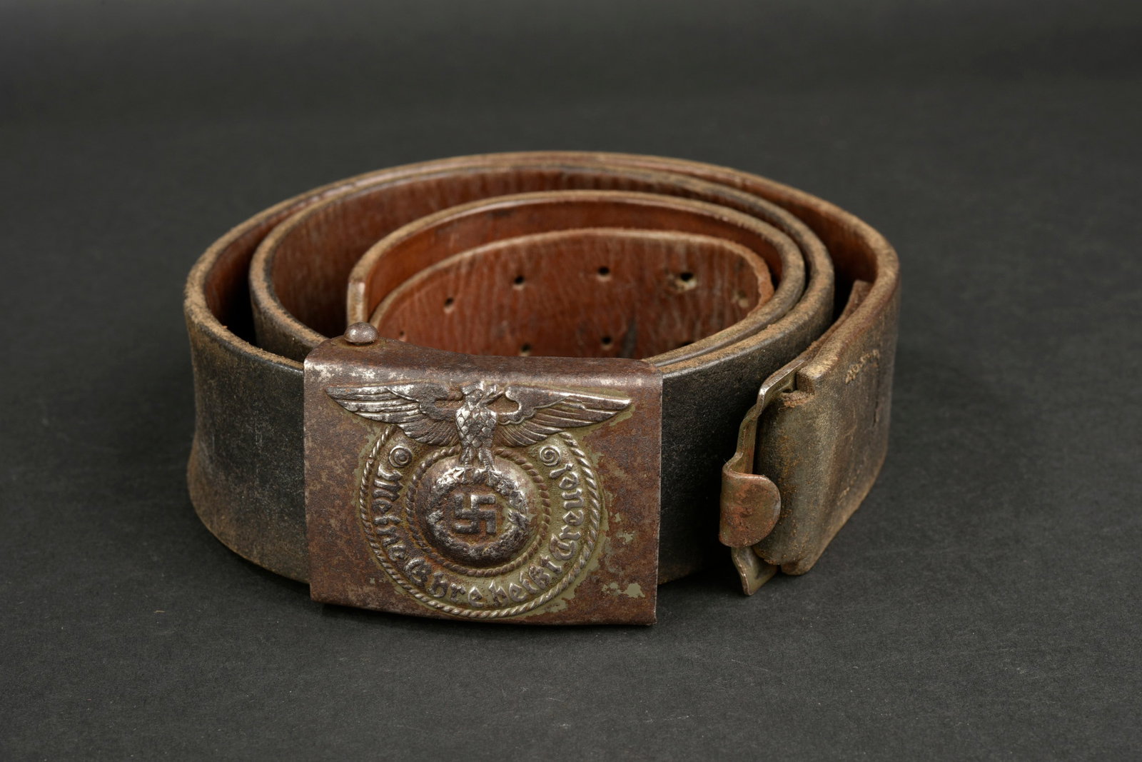 Ceinturon troupe SS. SS Belt buckle.: Ceinturon troupe SS. Ceinturon en cuir noir, bouclerie en metal, dans sa couleur d origine a 80%. Les marquages sont illisibles. Taille 95. Patte de reglage presente. Boucle de ceinturon SS Rodo, en m