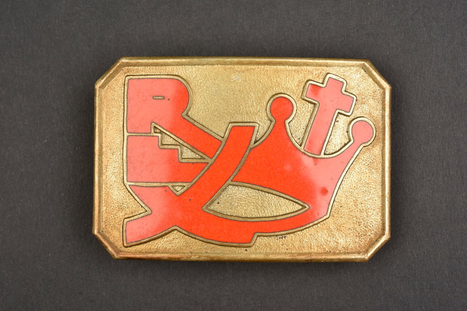 Boucle de ceinturon REX. REX Belt buckle.: Boucle de ceinturon REX. En metal couleur or, belle inscription REX de couleur rouge.attache complete. Fabrication Coulon Liege.a noter une certaine usure et patine de la piece. Etat II+. REX belt buc