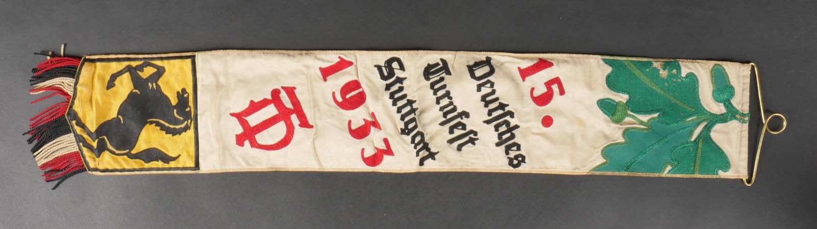 Fanion Deutsches Turnfest. German Turnfest flag.: Fanion Deutsches Turnfest. En tissu coton blanc. Feuilles de chene verte brodees. Marquages brodes 15 Deutsches Turnfest Stuttgart 1933.attache metallique complete. Insigne nationalallemand brodeau do