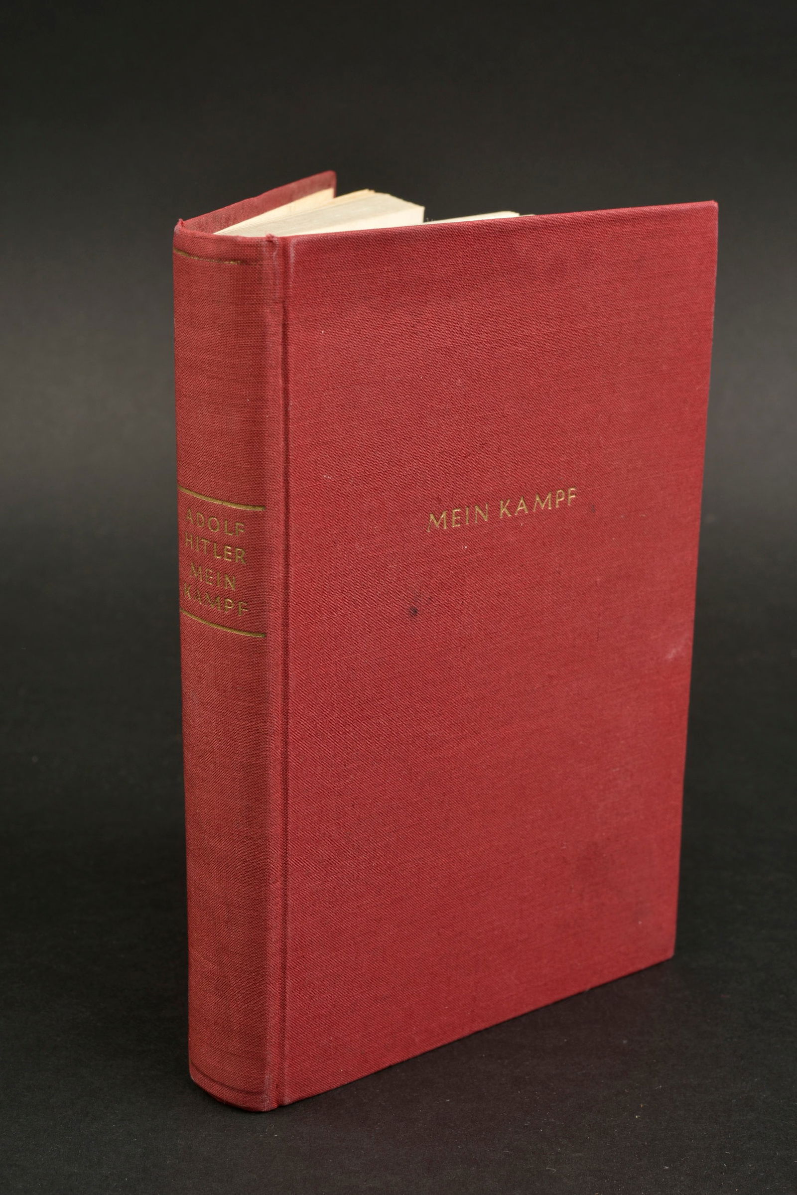 Mein kampf.: Mein kampf. Couverture en tissu couleur rouge. Marquage Mein Kampf. Date 1943.a noter une certaine usure et patine de la piece. Etat II+. Mein kampf. Red cloth cover. Marked Mein Kampf. Dated 1943. So