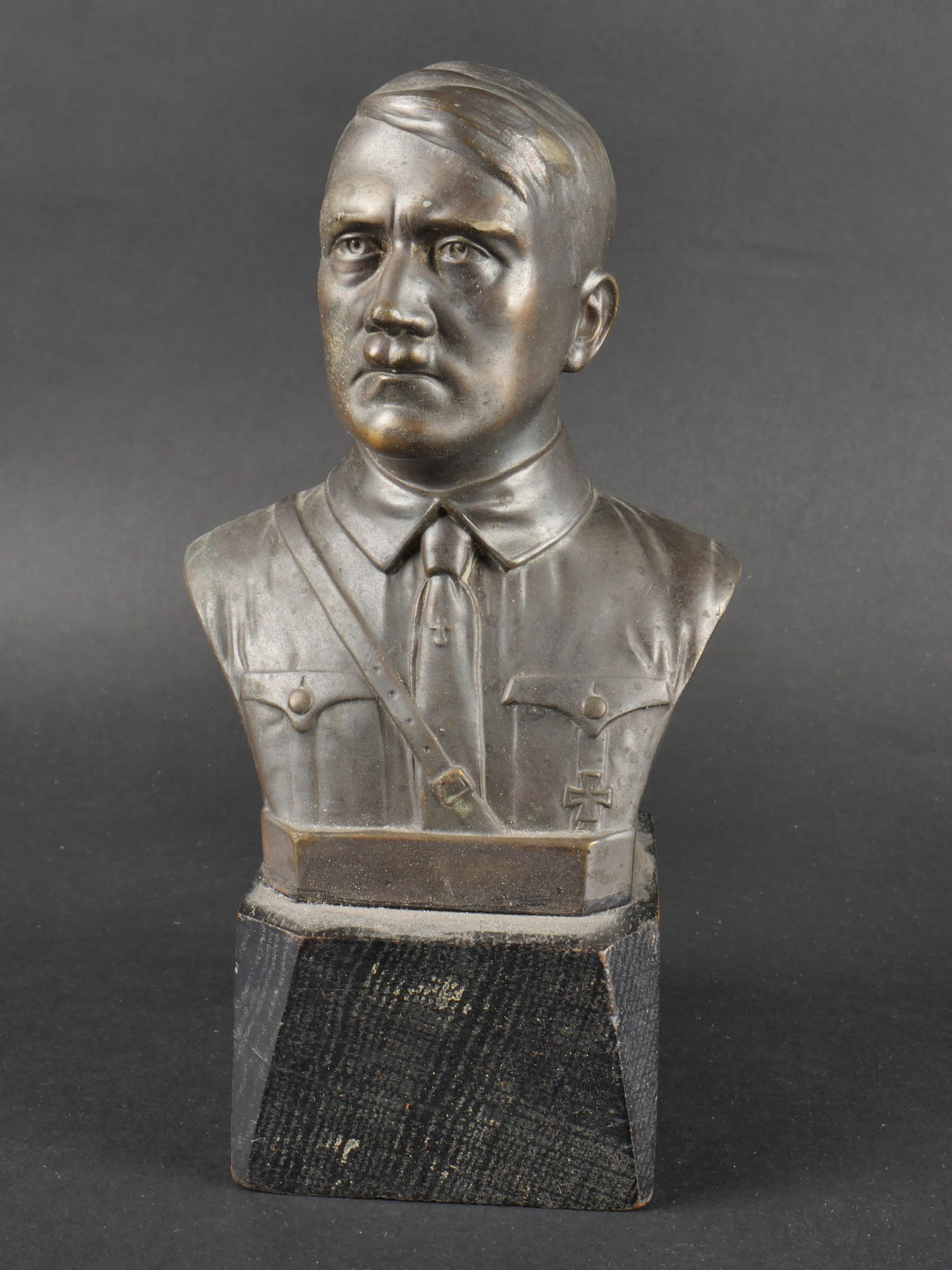 Buste de Adolf Hitler. Bust of the German Chancellor.: Buste de Adolf Hitler. En metal. Socle en bois. Signature de l artiste Schimdtshofer. Hauteur 23,5 cm.a noter une certaine usure et patine de la piece,ainsi que quelquesaccrocs. Etat II+. Bust of the