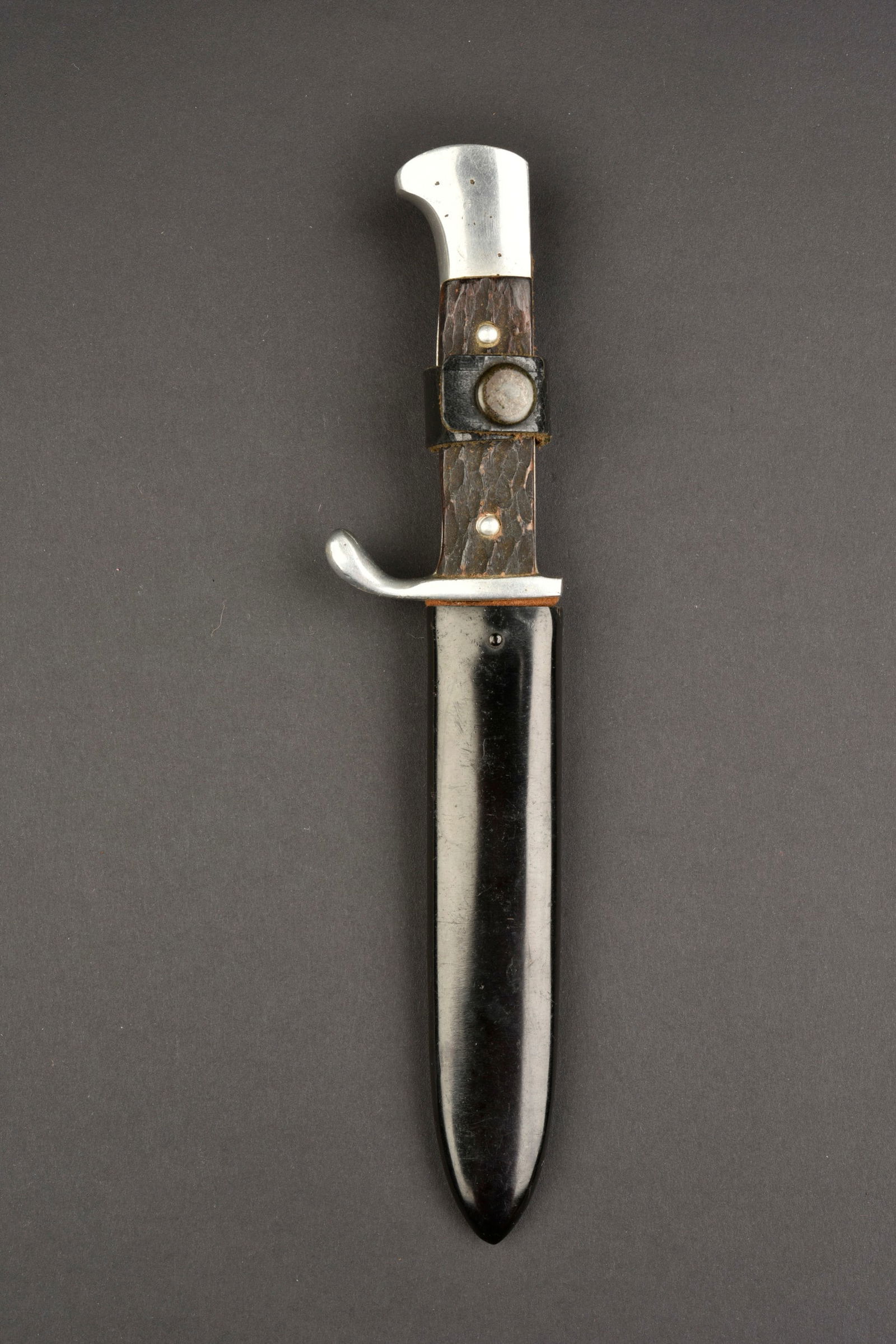 Couteau Reichsparteitag. Reichsparteitag knife.: Couteau Reichsparteitag. Garnitures en metal nickele. Plaquettes imitation corne. Belle lame legerement usee, disposant des marquages et des logos du Reichsparteitag Nürnberg 1935. Fourreau en metal,