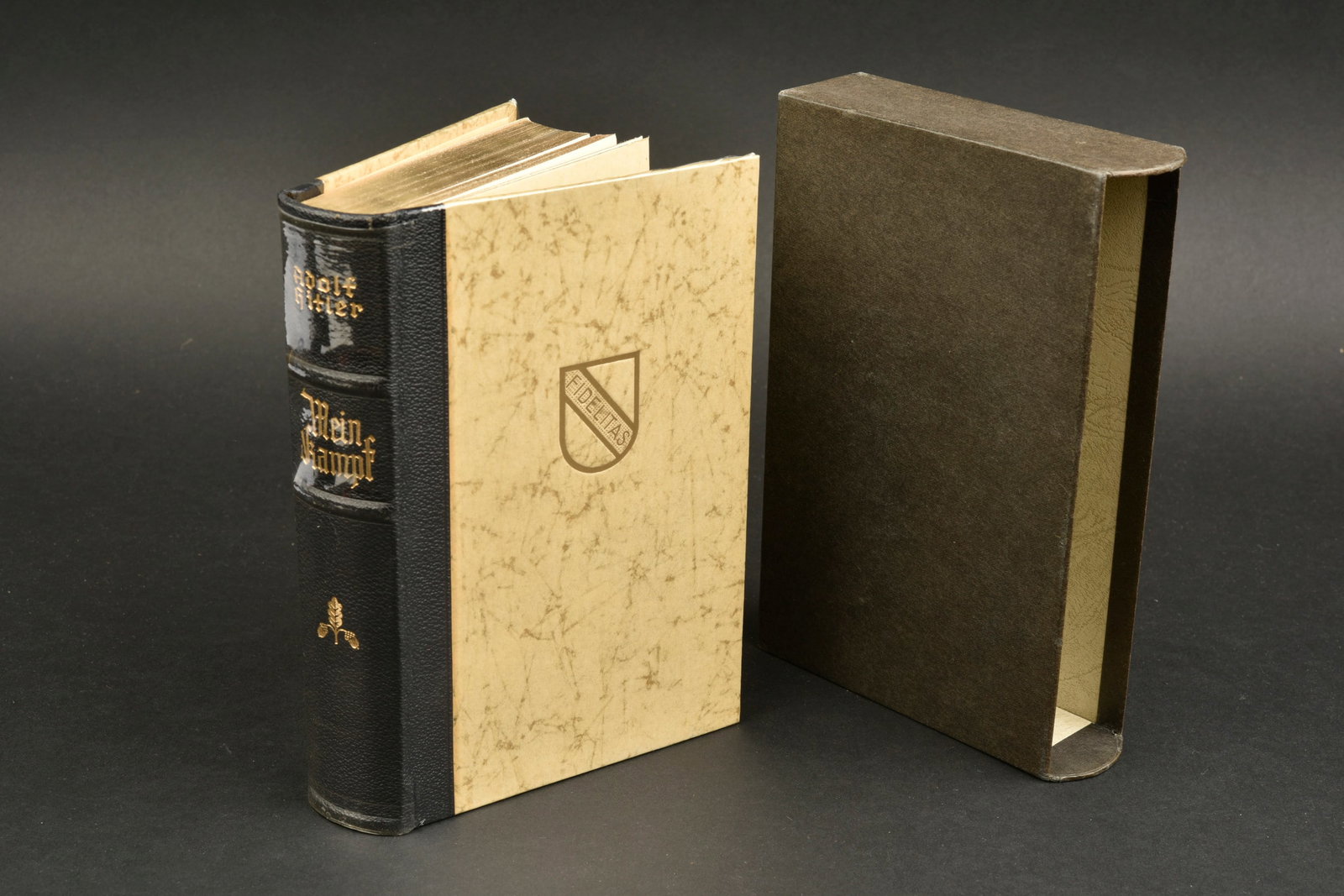 Mein kampf.: Mein Kampf. Modele offert pour les mariages. Premiere page bien rempli. Date 1938. Complet. Tranche de l ouvrage marquee Mein Kampf. Couverture plastique moderne. Coffret en carton complet. a noter un