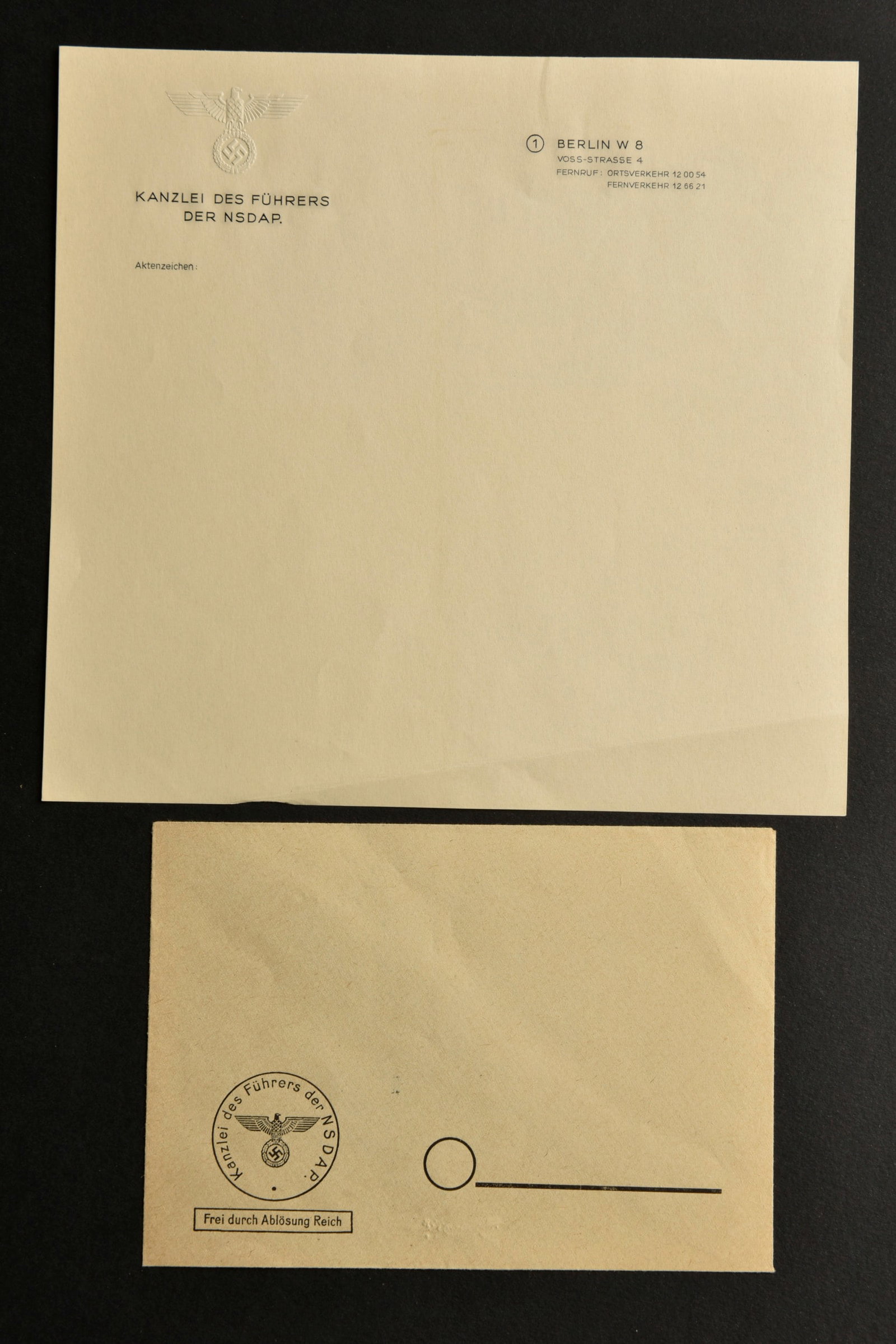 Documents Chancellerie. Chancellery documents.: Documents de la Chancellerie du Reich. Comprenant une enveloppe en epais papier, vierge, bien marquee Kanzlei des Führers der NSDAP. Une feuille en papier, bien marquee Kanzlei des Führers Der NSDAP