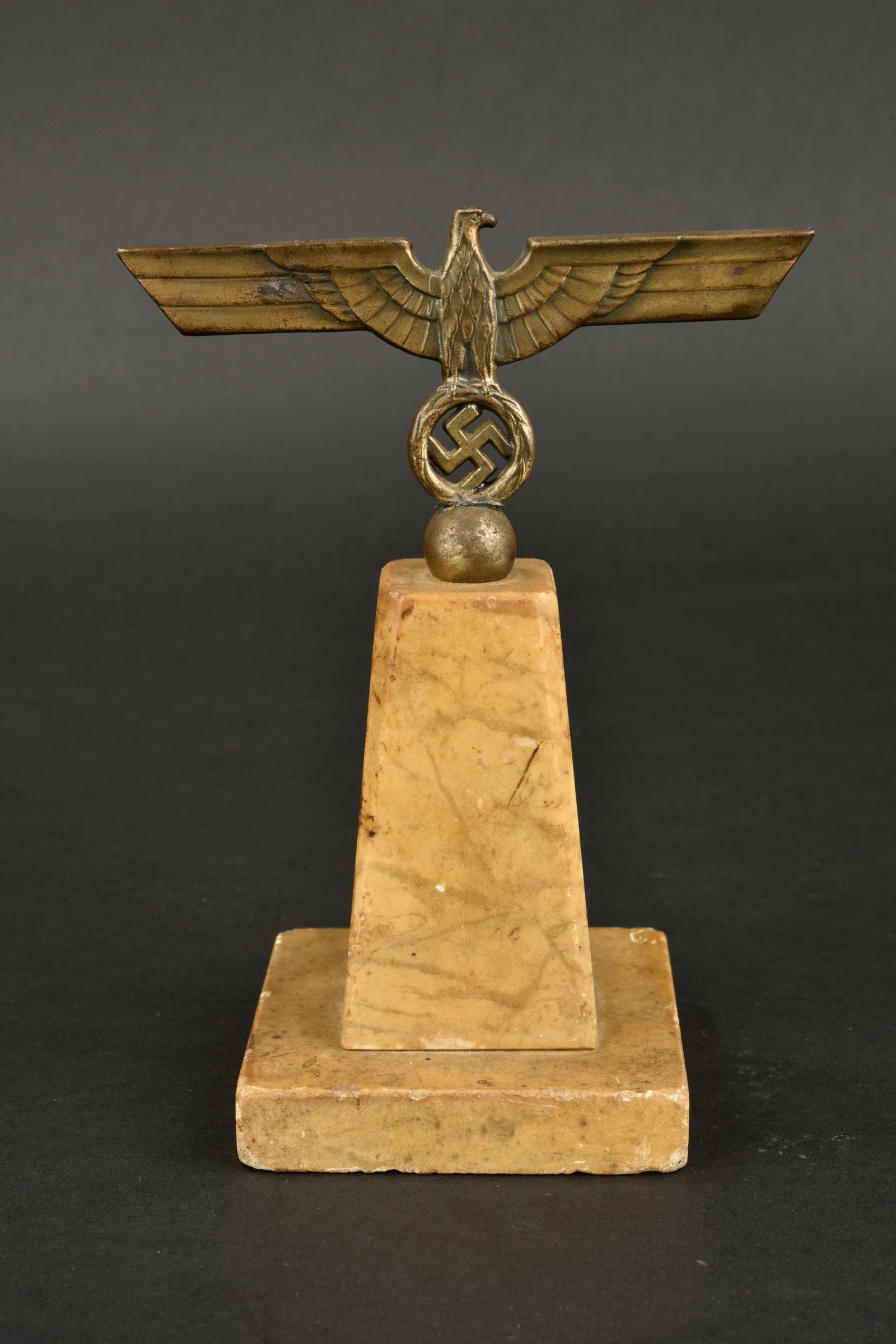 Aigle de bureau. German eagle decor desk.: Aigle de bureau. Socle en marbre.aigleauxailes deployees.aigle recolle. Fabrication Fahnen Fleck Hamburg. Hauteur 15,5 cm, largeur 12 cm. Quelques manquesau niveau du socle.a noter une certaine usure 