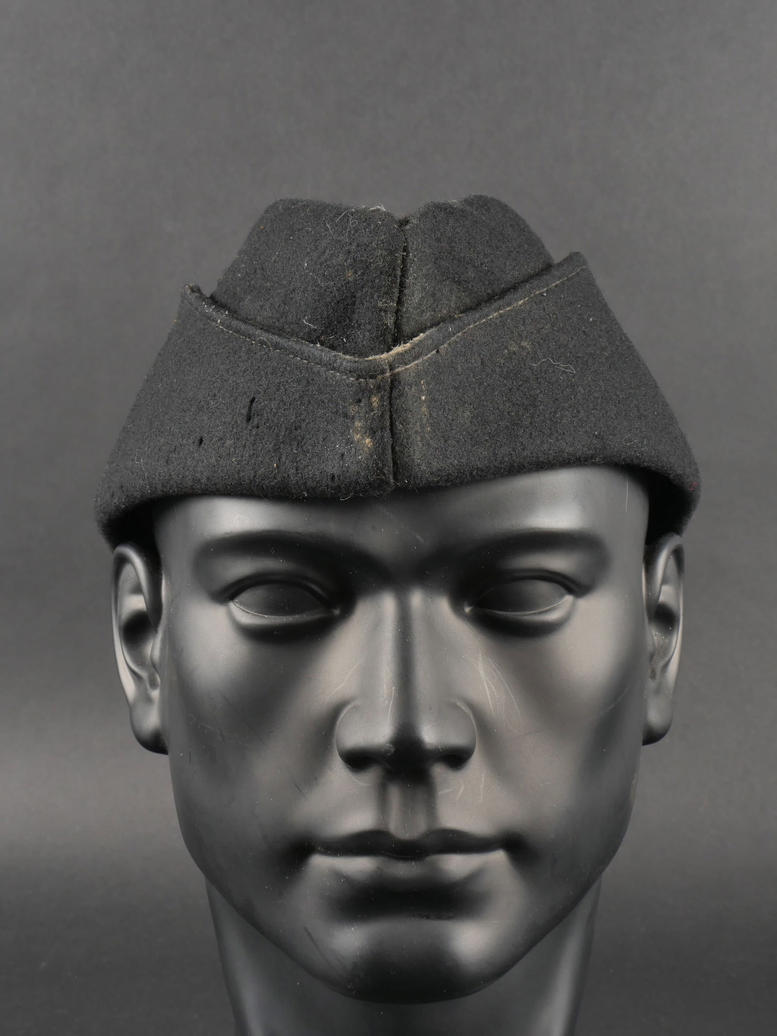 Calotallemand. German cap.: Calot NSDAP. En drap noir, fortement mite. Boutons pressions maintenant les rabats superieurs du calot. Interieur double en tissu gris. Etiquette RZM 692154, code fabricant illisible. Etiquette visibl