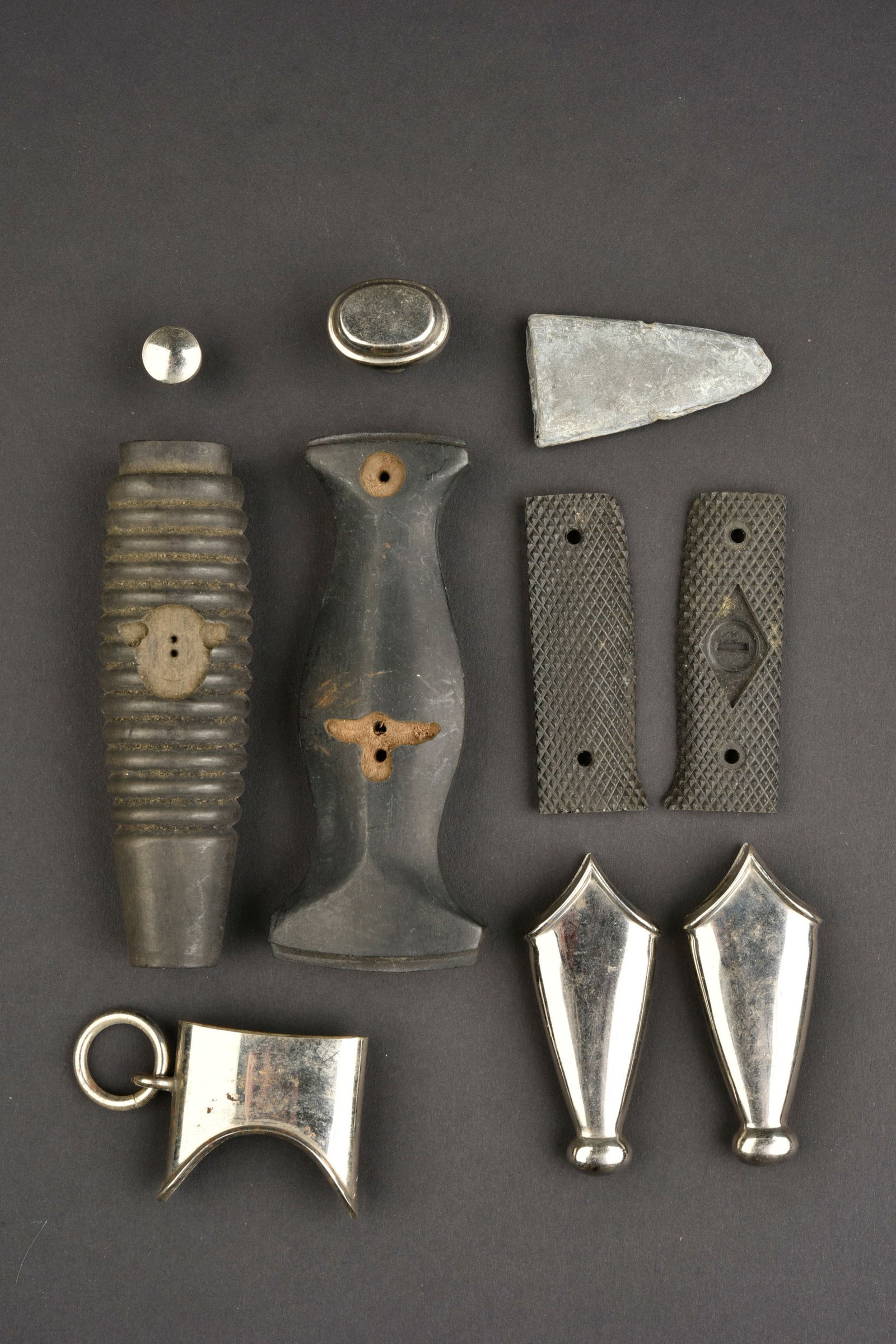 Pieces detachees de dague. German daggeraccessories.: Pieces detachees pour dagueallemande. Comprenant une poignee en bois pour dague Teno. Une poignee en bois noir pour dague SS. Une vis de dague SS/SA/NSKK. Une garniture de fourreau. Deux bouterolles.