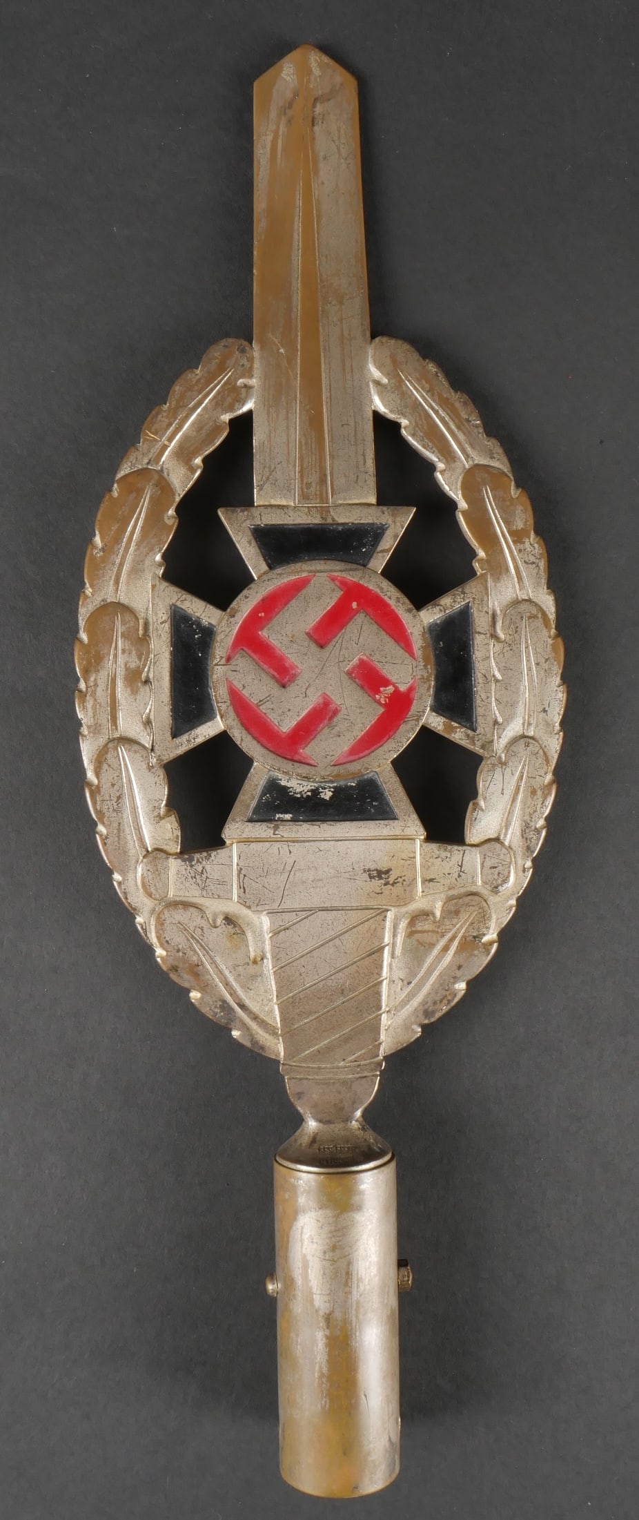 Pointe de drapeau desanciens combattants. Veterans flag point.: Pointe de drapeau desanciens combattant. En metal. Croix de fer peinte en noir et la bordure de l insigne nationalallemand de couleur rouge. Biface. Marquages GES GESCH U Flugah. Hauteur 37,5 cm.a not