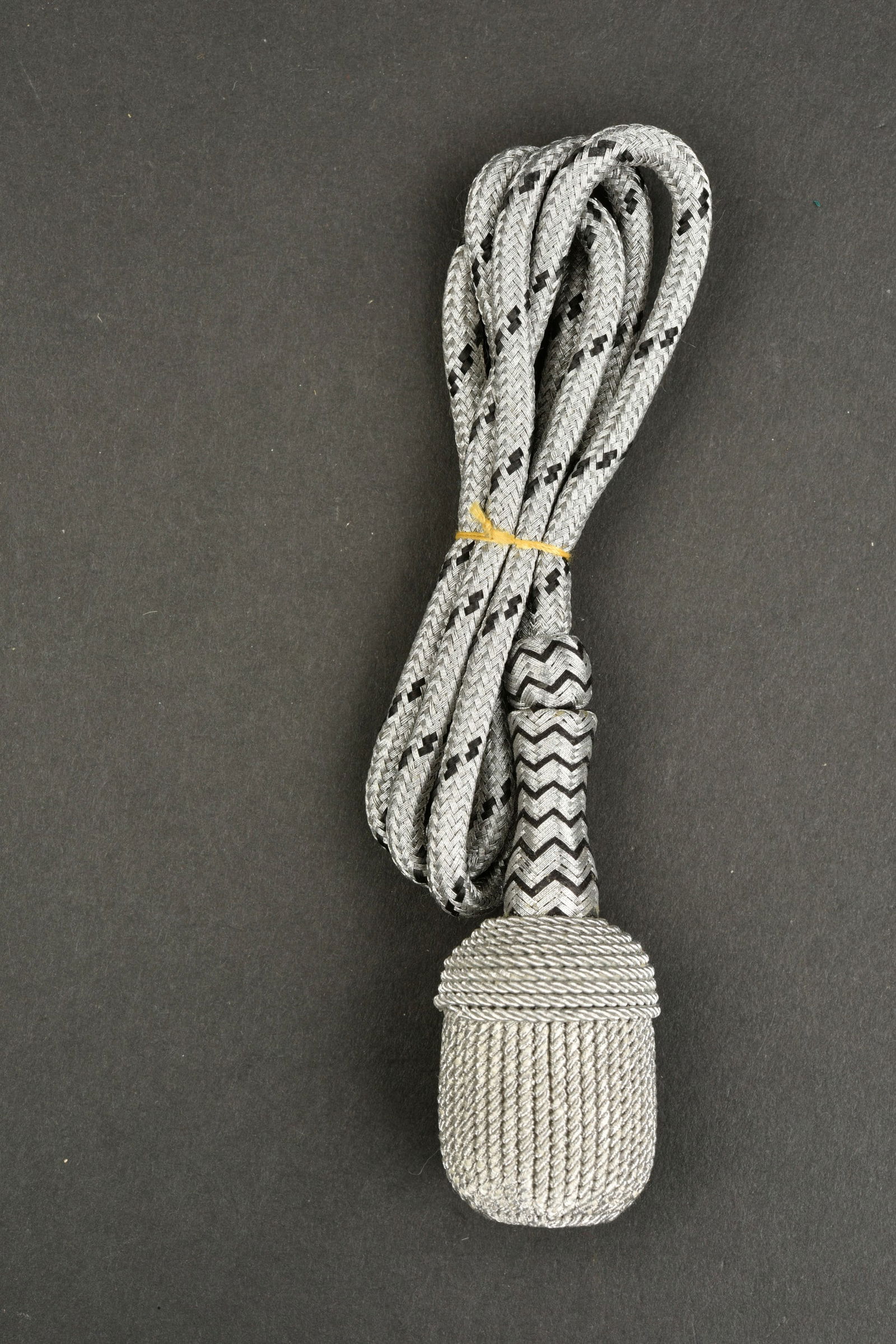 Dragonne Bahnschutz. Bahnschutz straps.: Dragonne Bahnschutz. En filargent et noir. Lote d origine. Jamais montee.a noter une legere usure et patine de la piece. Etat II+. Bahnschutz lanyard. In silverand black thread. Original lot. Never mo