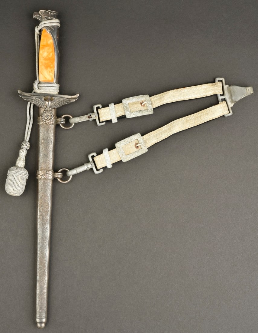 Dague du Corps diplomatique. German diplomatic corps dagger.: Dague du Corps diplomatique. Garniture en metal couleurargent. Plaquettes de couleur orange. Belaigle de garde, tete tournee a gauche. Dragonne couleurargent montee de maniere reglementaire. Belle lam
