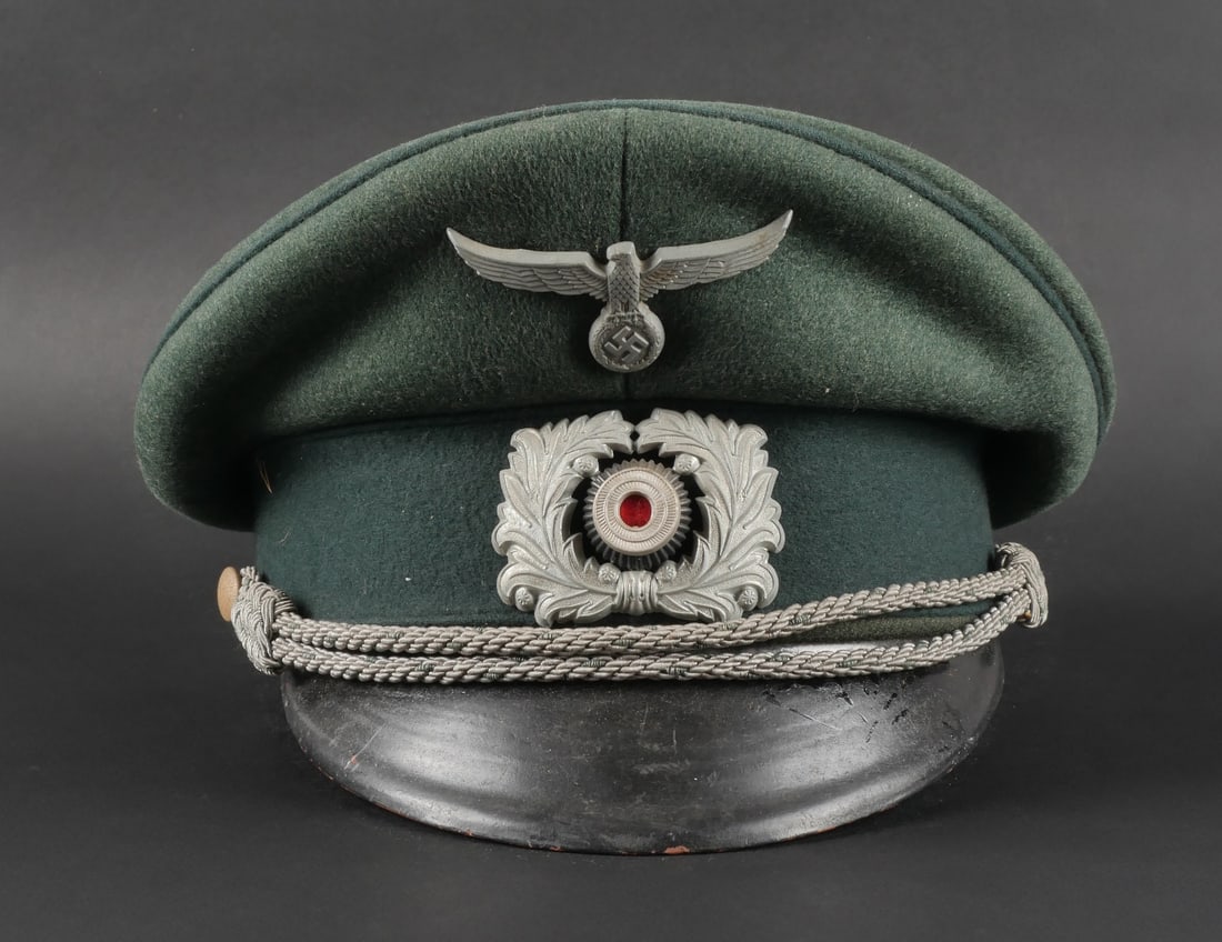 Casquette des douanes. German custom cap.: Casquette d officier des douanes. En drap Feldgrau. Triple lisere vert. Bandeau en drap vert. Insignes metalliques. Les insignes n ont pas ete demontesafin de verifier lesattaches. Fausse jugulaire d 