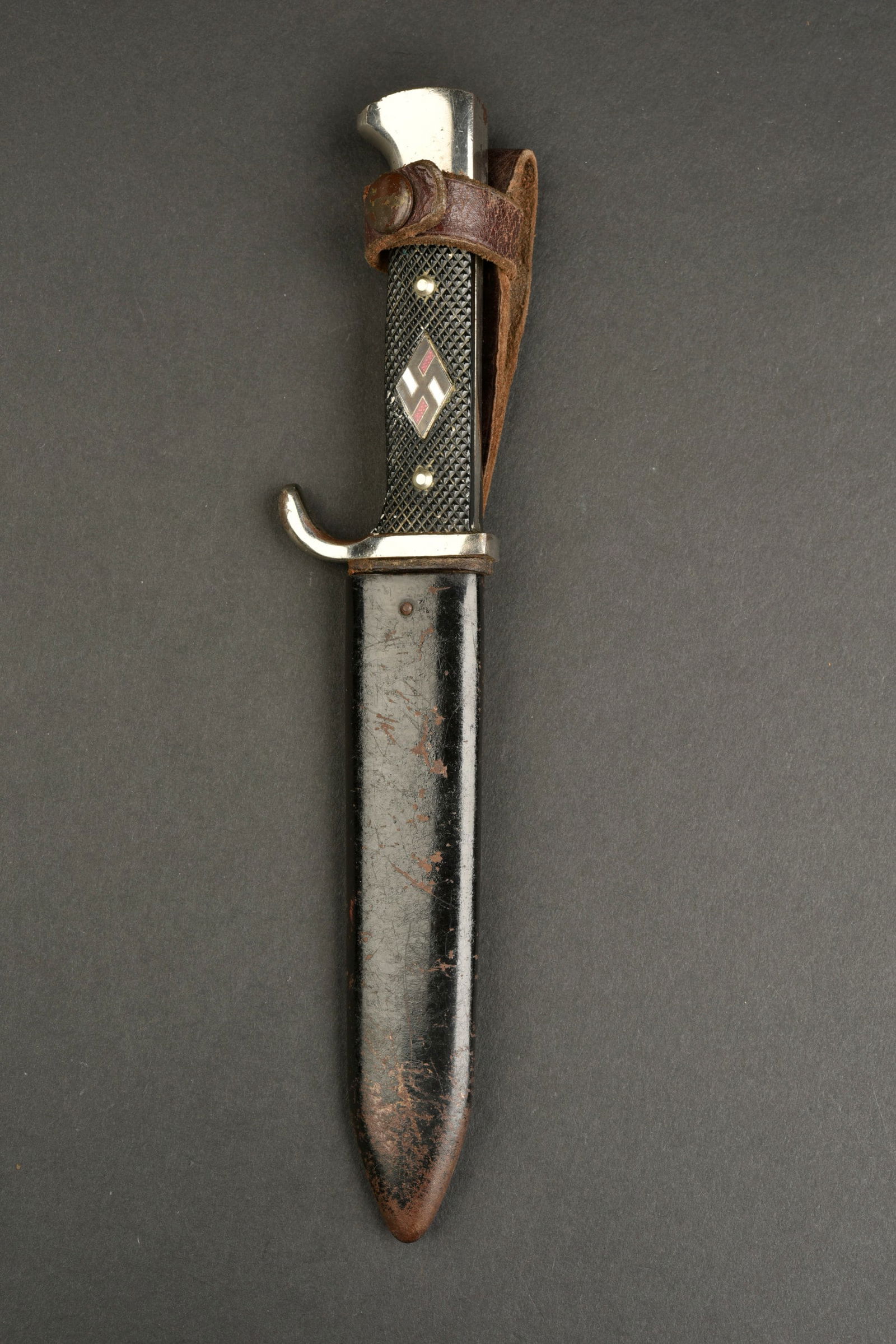 Couteau des etudiants du Reich. German student knife.: Couteau de marche des etudiants du Reich. Garnitures en metal nickele. Poignee en bakelite noire. Insigne des etudiants du Reich en metal emaille. Insigne visiblement monte d origine. Lame usee et oxy