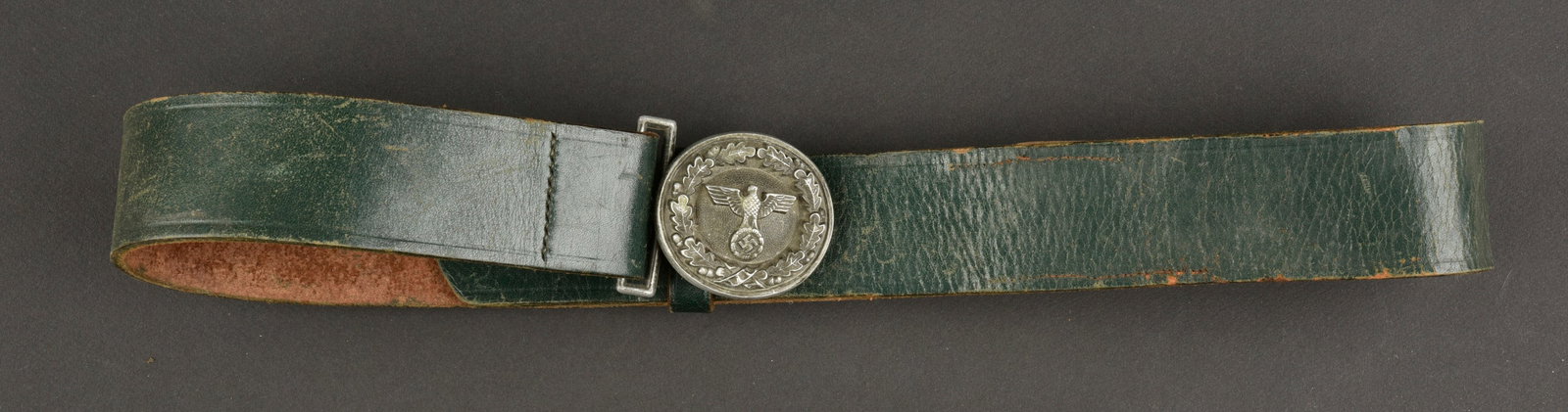 Ceinturon d officier des forestiers. German officer forestry belt.: Ceinturon d officier des forestiers du Reich. Ceinturon en cuir vert. Patte de reglage complete, marquee 100. Le passant fermoir de la boucle est manquant. Une boucle enaluminium, reste de peinture a 