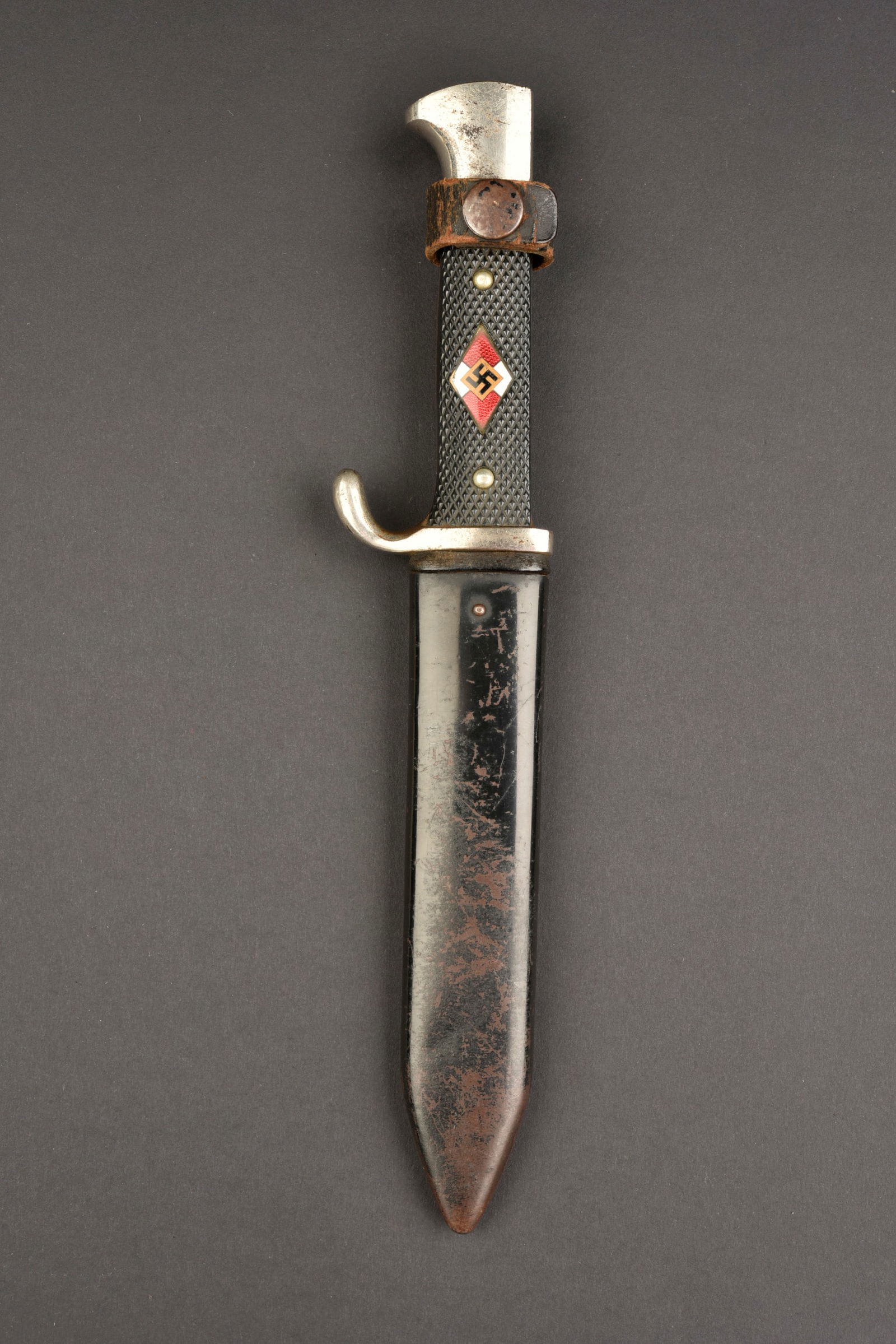 Couteau de marche HJ. Hiterjugend dagger.: Couteau de marche Hitlerjugend. Garnitures en metal nickelees, quelques manques et traces d oxydationau niveau de pommeau et de la garde. Plaquettes en bakelite noire. Insigne Hitlerjugend visiblement