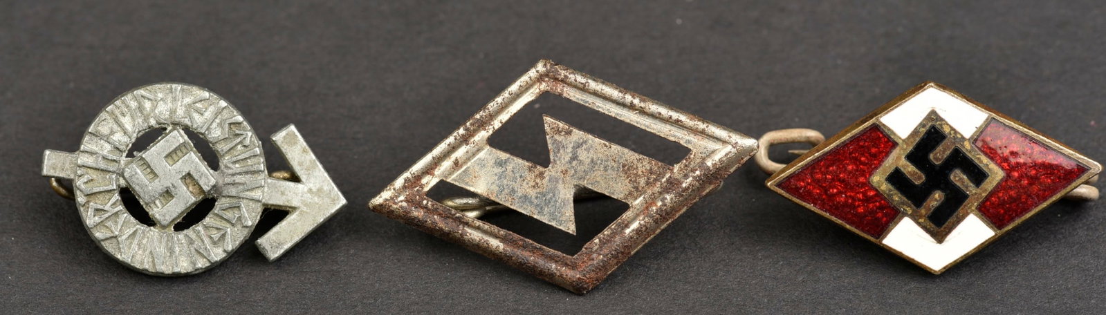Insignes HJ. Hitlerjugend insignia.: Insignes Hitlerjugend. Comprenant un insigne DJ en metal,attache complete. Un insigne en metal emaille,attache complete, marquages RZM M1/122, correspondantau fabricant I. Deutschbein GmbH., Euskirche