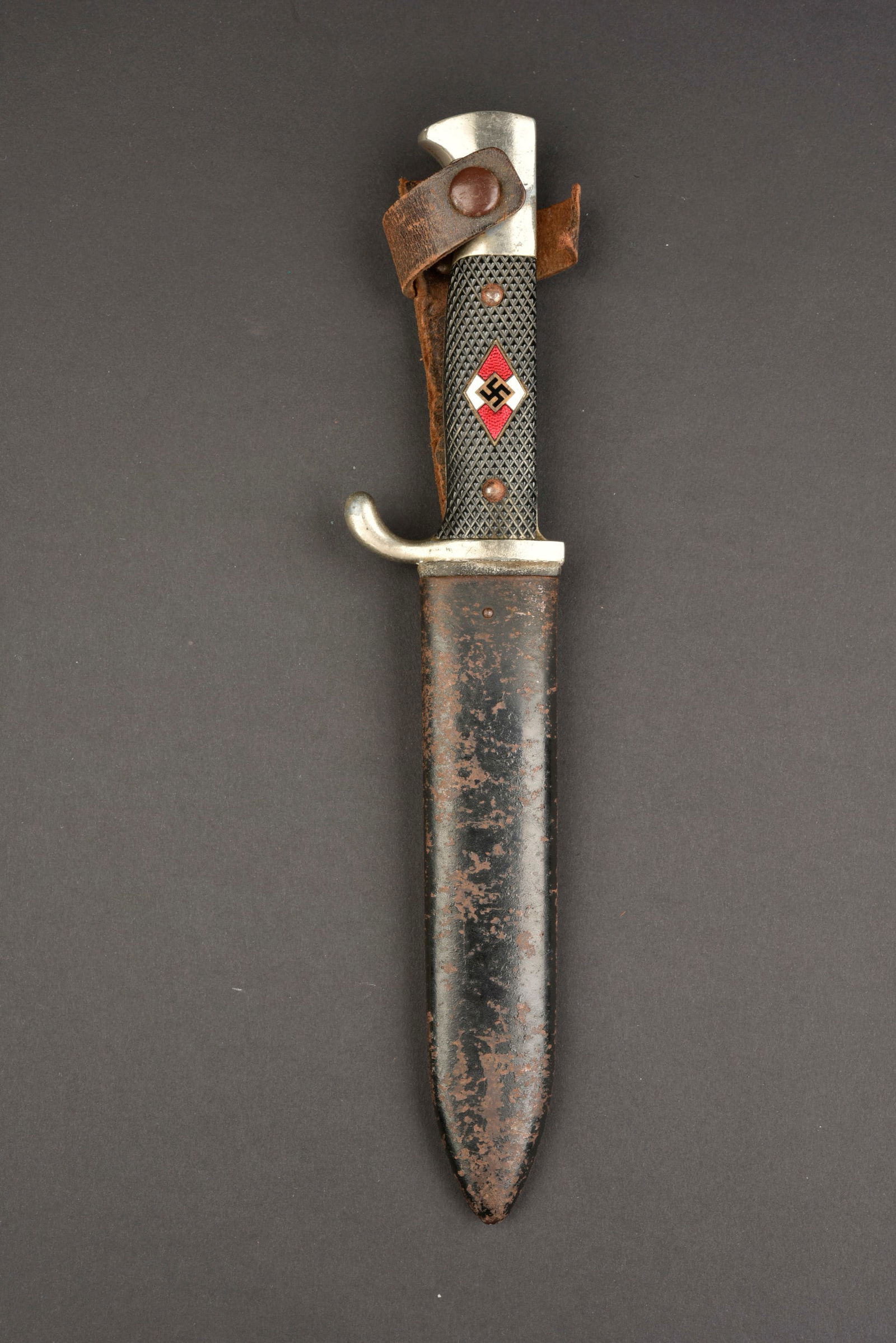 Couteau de marche HJ. Hiterjugend dagger.: Couteau de marche Hitlerjugend. Garnitures en metal nickelees, quelques manques et traces d oxydationau niveau de pommeau et de la garde. Plaquettes en bakelite noire. Insigne Hitlerjugend visiblement