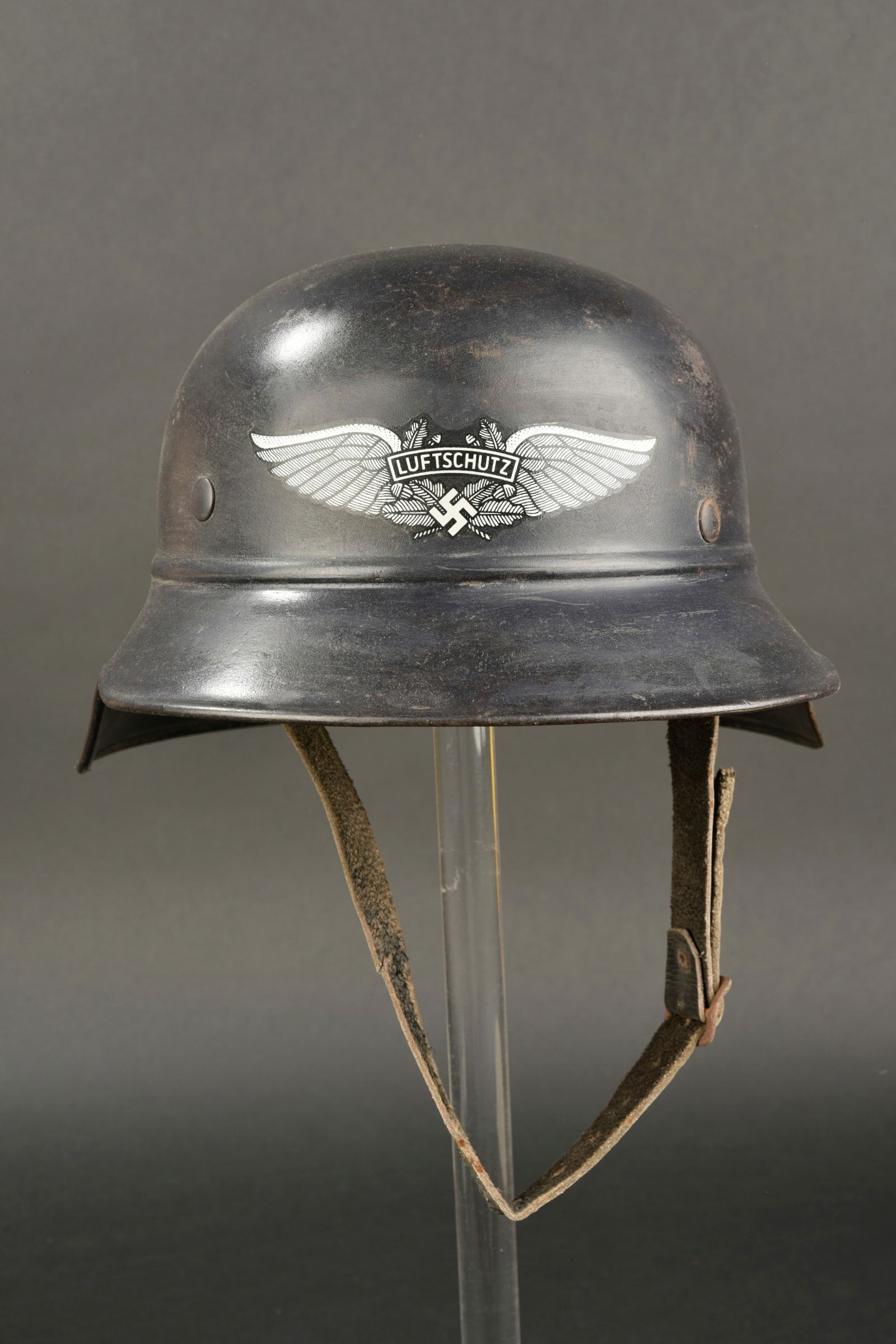 Casque Luftschutz. Luftschutz helmet.: Casque de la Luftschutz. En metal, modele Gladiator. Peinture a 80%. Insigne de la Luftschutz a 90%. Jugulaire en cuir complete. Coiffe en cuir complete, cordon de serrage manquant, tamponamortisseura