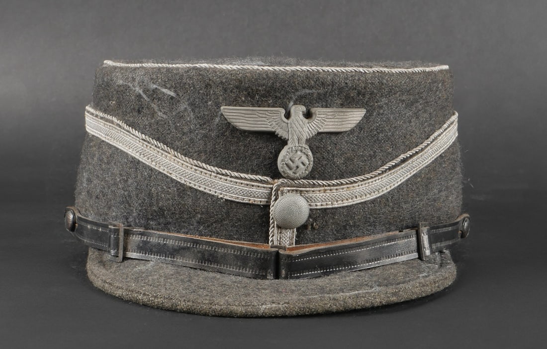 Kepi officier NSFK. NSFK officer cap.: Kepi d officier NSFK. En drap gris. Galon et lisereargent faisant le tour de la coiffure.aigle en metal. L insigne n a pas ete demonteafin de verifier lesattaches. Fausse jugulaire en cuir presente. I