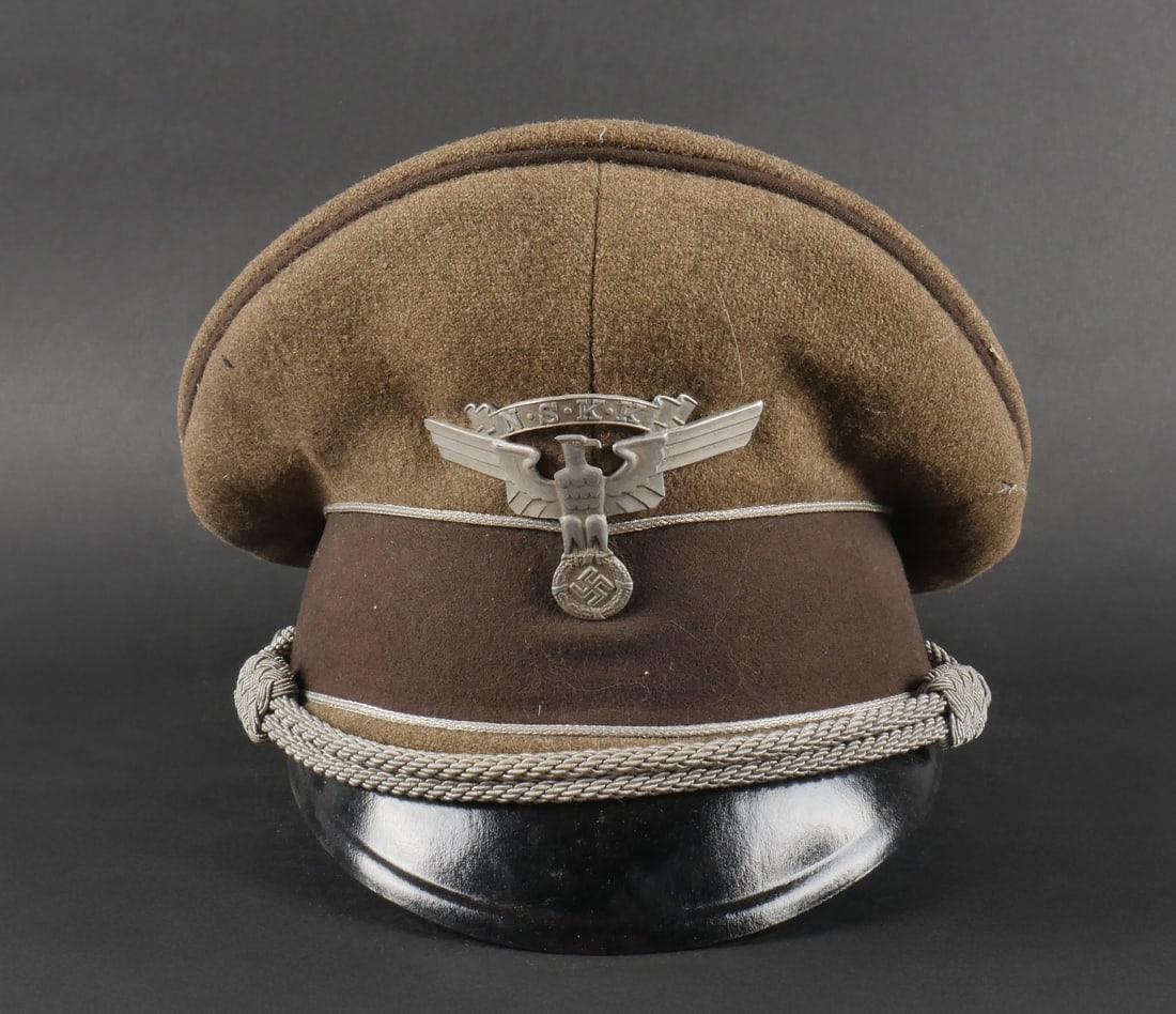 Casquette NSKK. German NSKK cap.: Casquette NSKK. En drap marron. Tres belle forme haute. Bandeau en mohair marron. Lisere marron etargent. Fausse jugulaire d officier presente. Insigne metallique NSKK. L insigne n a pas ete demonteaf