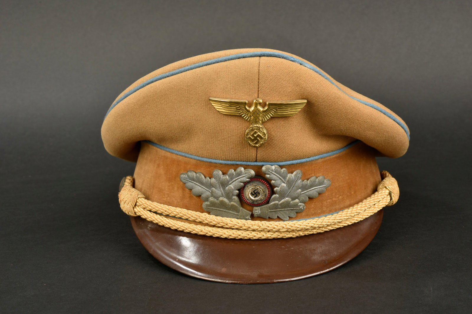 Casquette Politischer Leiter. German Politischer Leiter cap.: Casquette de Politischer Leiter. En tissu marron. Triple lisere bleu. Bandeau en velours marron. Visiere complete. Fausse jugulaire doree.aigle dore. Cocarde et feuilles de chene metalliques, la dorur