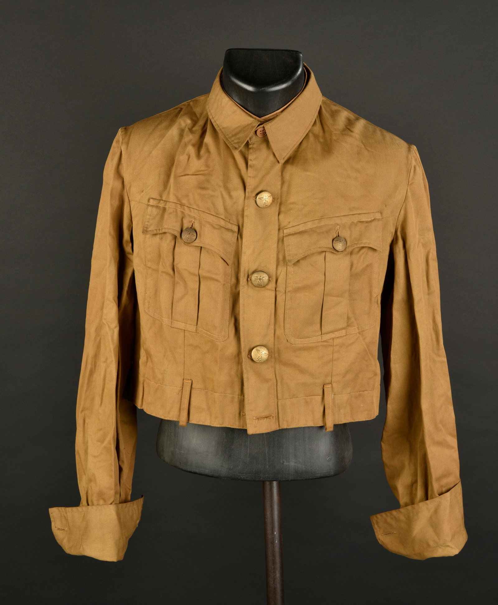 Chemise Politischer Leiter. Politischer Leiter shirt.: Chemise Politischer Leiter. En tissu coton kaki. La majorite des boutons sont presents et estampilles de l aigleallemand. Marquages interne 51 40 64. Etiquette RZM dans le col fortement usee et partie