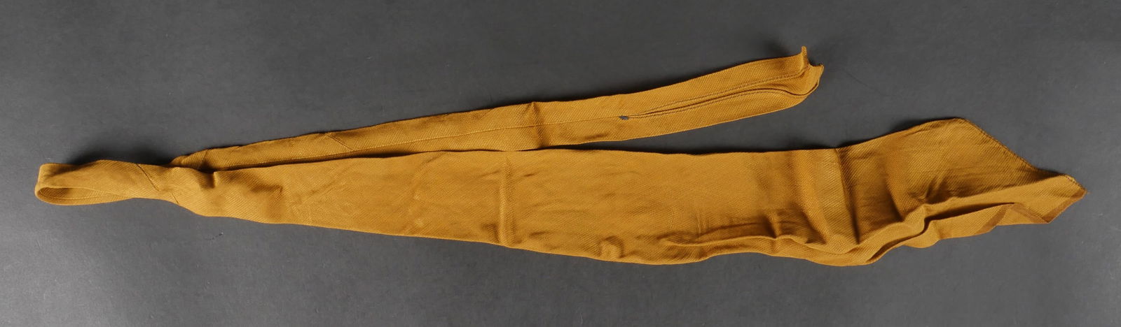 Cravate Politischer Leiter. Politischer Leiter tie.: Cravate de Politischer Leiter. En tissu soyeux kaki. Reste d etiquette illisible.a noter une legere usure et patine de la piece. Etat I-. Politischer Leiter tie. In silky khaki fabric. Remainder of il