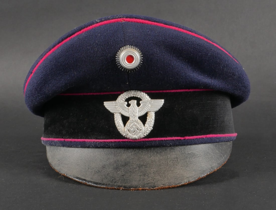 Casquette Feuerschutzpolizei. German Firefighter cap.: Casquette Feuerschutzpolizei. En drap bleu marine. Triple lisere rose. Insignes metalliques. Les insignes n ont pas ete demontesafin de verifier les insignes. Visiere en cuir souple. Interieur double 