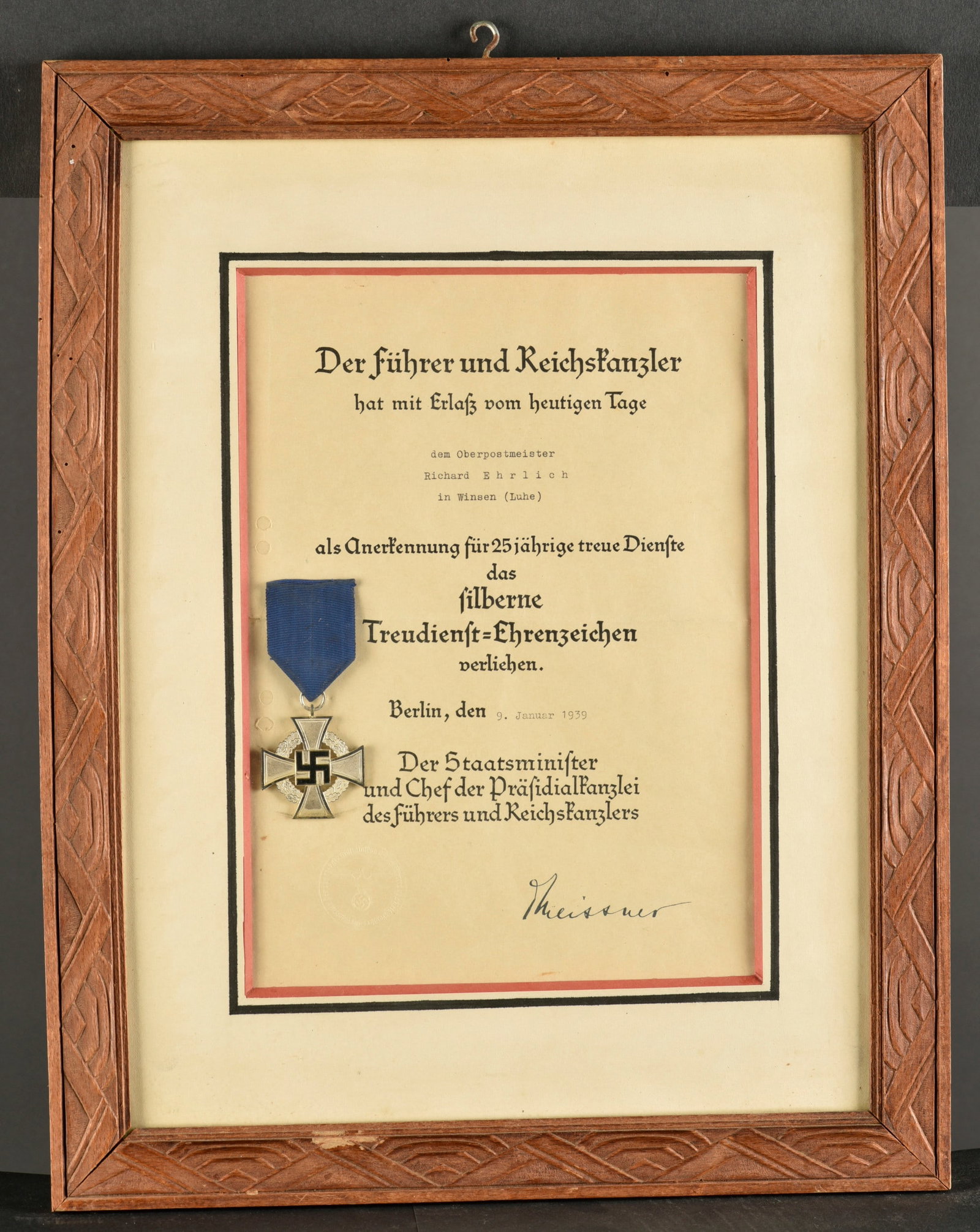 Diplome et medaille de la medaille de service. Gemman diploma.: Diplome et medaille de service. Diplome encadre en papier, marque Der Führer und Reichskanzleralsanerlennung für 25 Jahrige Treue Dienste das Silberne Treudienst Ehrenzeichen.attribue a l Oberpostme