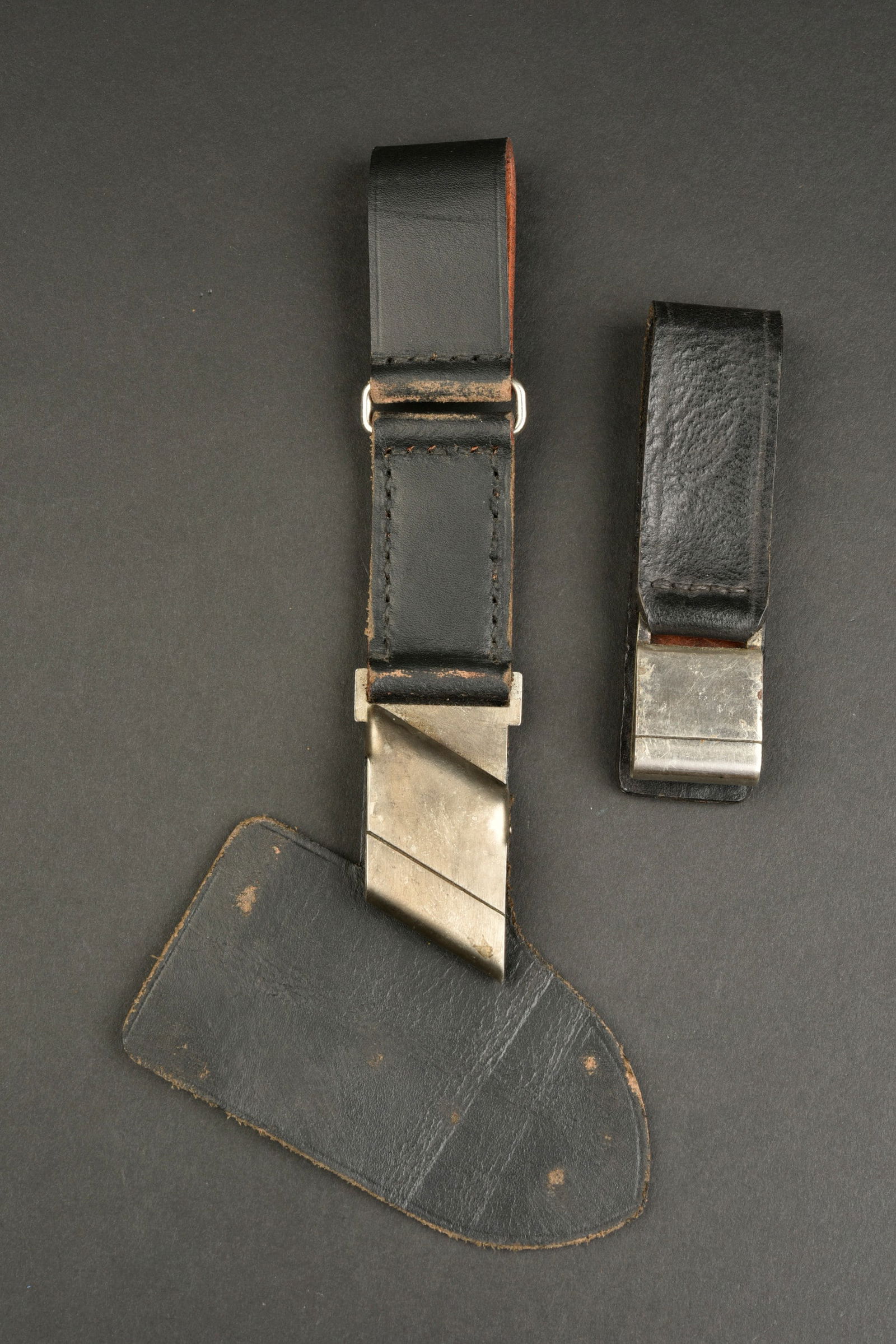 Beliere RAD. German RAD dagger straps.: Beliere RAD. En epais cuir noir, et bouclerie en metal. Marquages B TH Seibod OffenbachaM 1937.a noter une certaine usure et patine de la piece. Etat II+. RAD pin. In thick black leather, with metal b