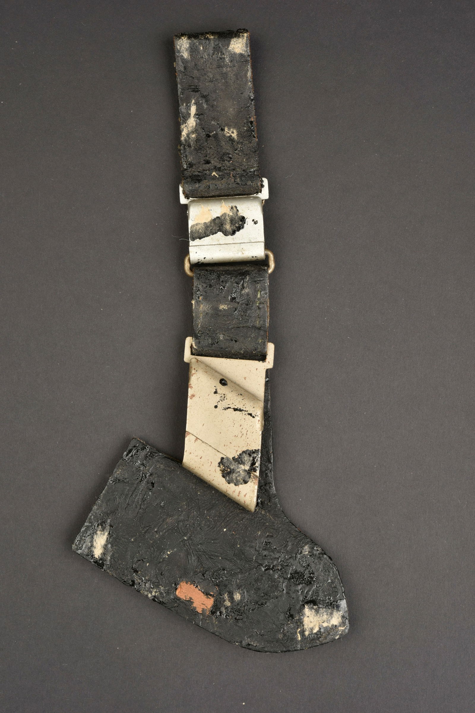 Beliere RAD. German RAD dagger straps.: Beliere RAD. En epais cuir noir, et bouclerie en metal. Sans marquages visibles. Dos de la piece double d une feutrine grise.a noter une certaine usure et patine de la piece. Etat II+. RAD pin. In thi