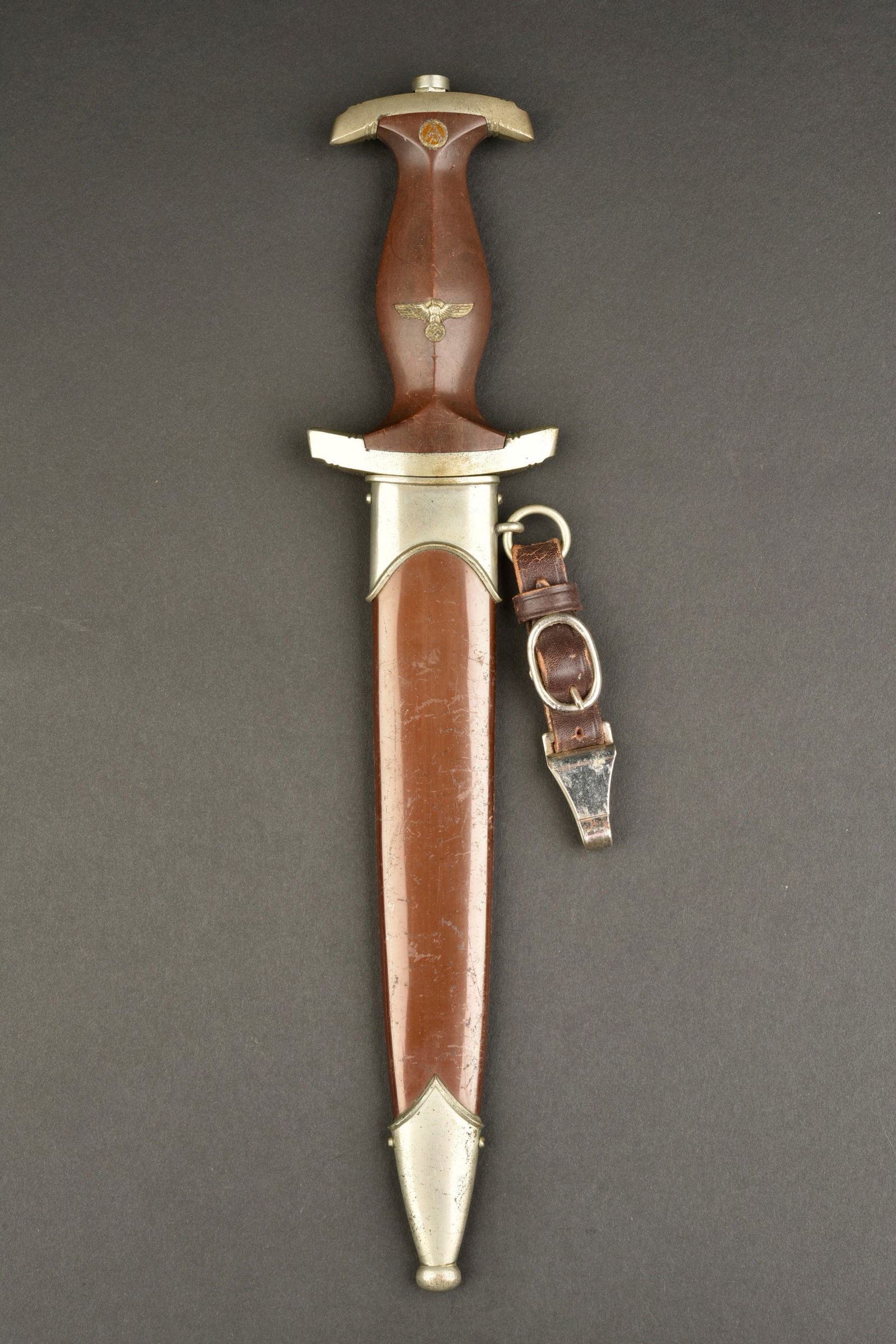 Dague SA. SA Dagger: Dague SA. Garnitures en metal presentant des traces d oxydation et d usure. Insigne SA etaigle visiblement monte d origine. Garde marquee WF. Belle lame complete, devise marqueealles Für Deutschland.